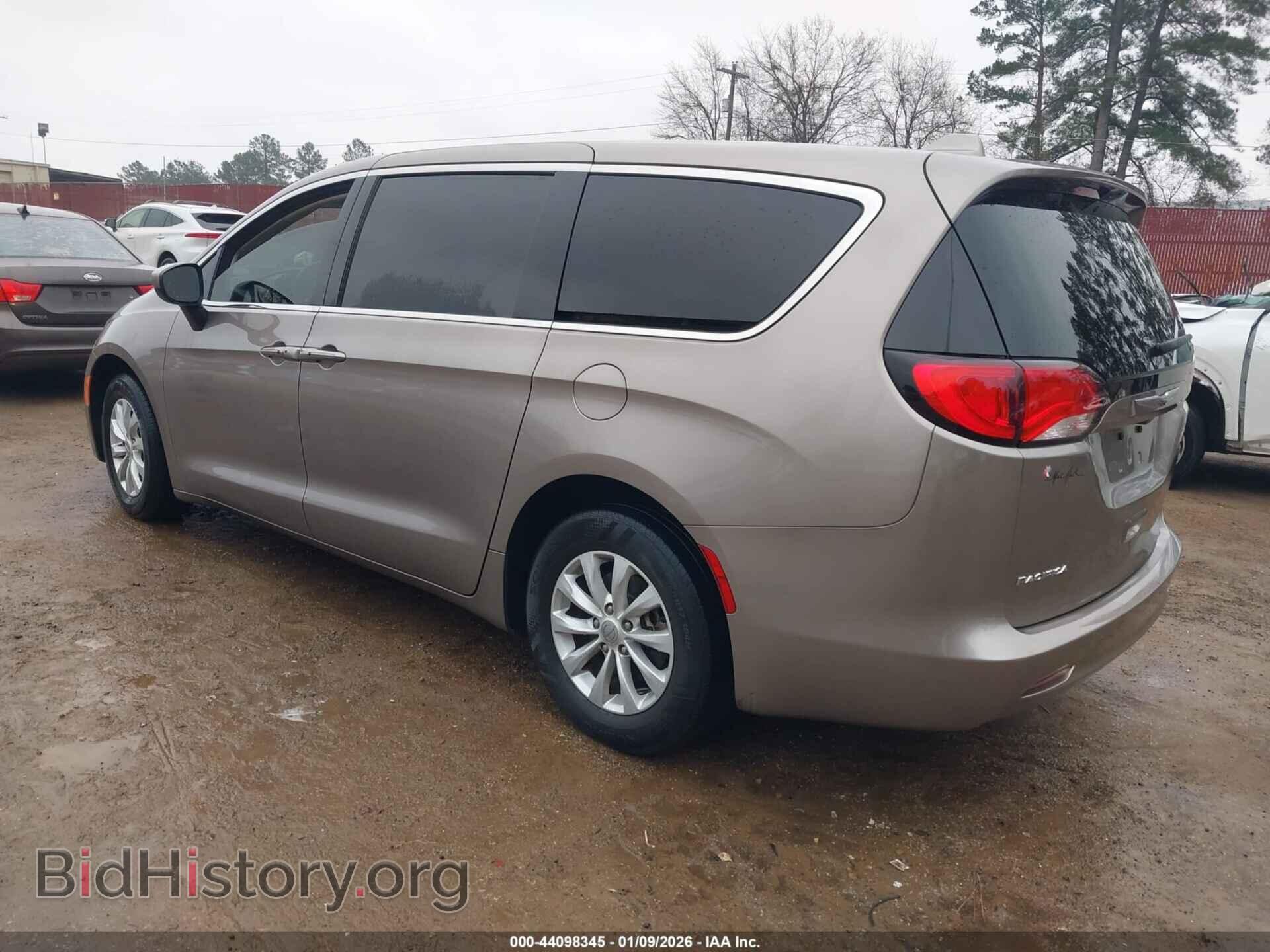 2017 CHRYSLER PACIFICA - VIN: 2C4RC1DGXHR550769 - Фото 3
