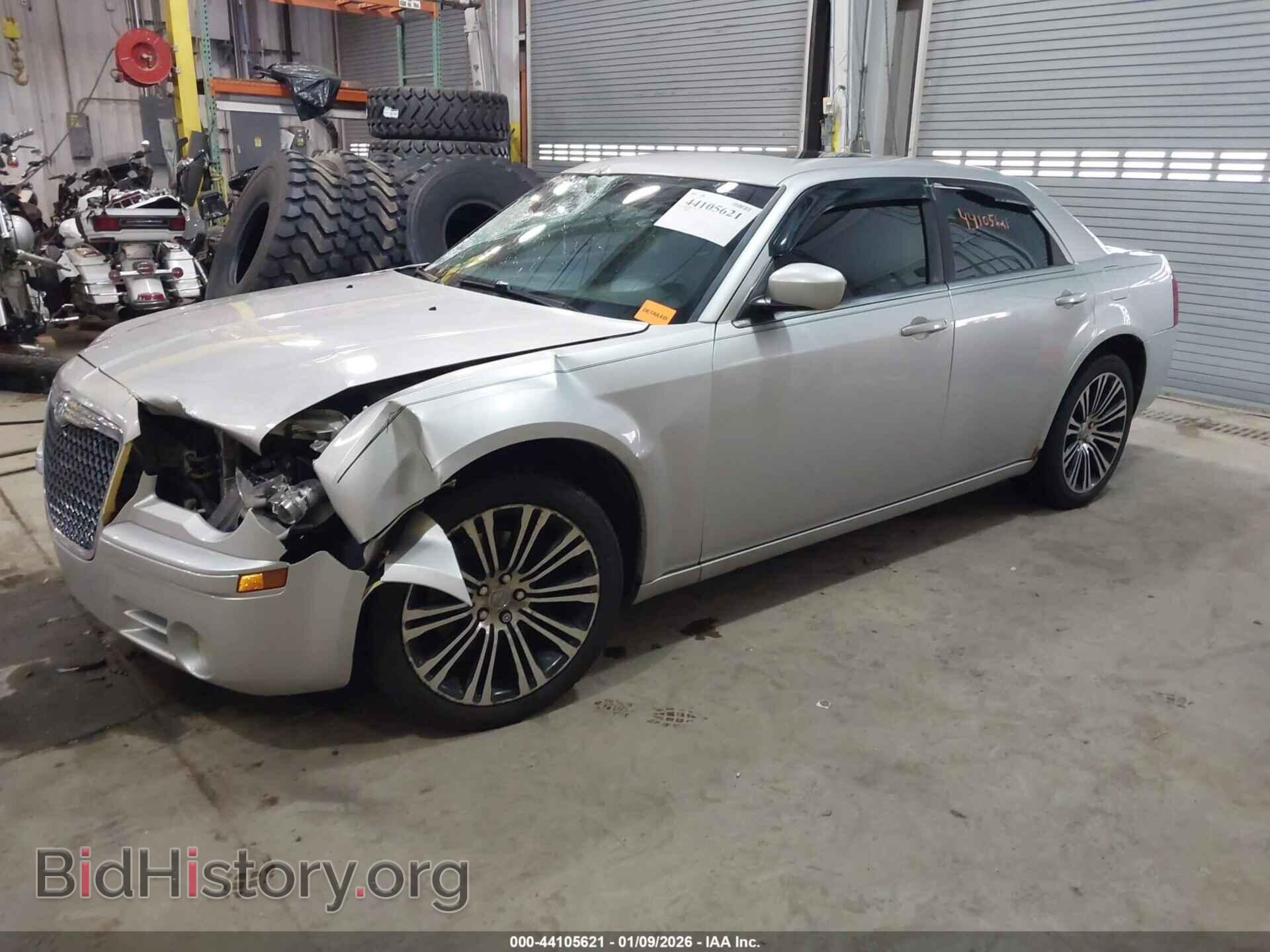 2010 CHRYSLER 300 - VIN: 2C3CA2CV4AH279712 - Фото 2