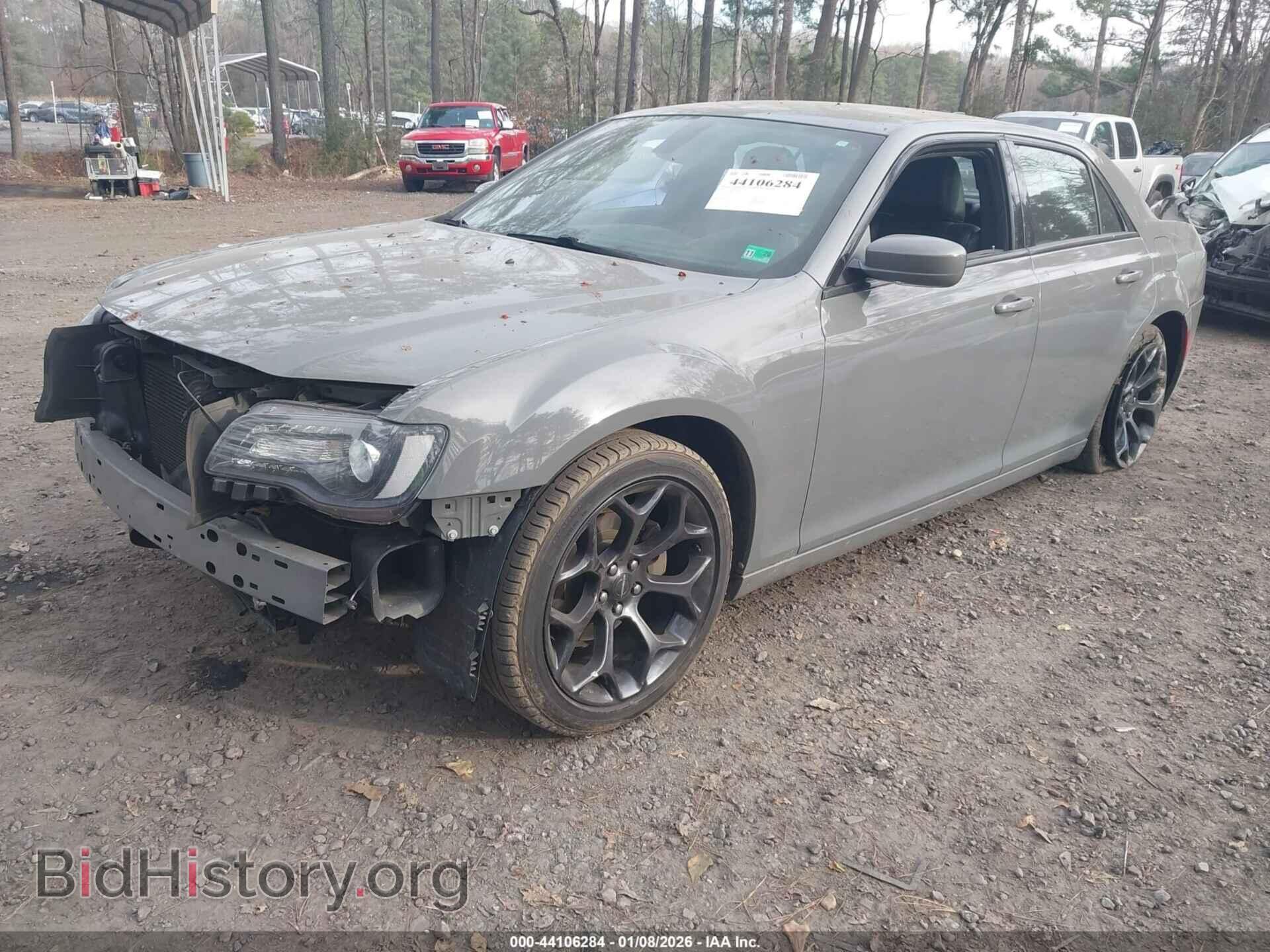 2019 CHRYSLER 300 - VIN: 2C3CCABG0KH515720 - Фото 2