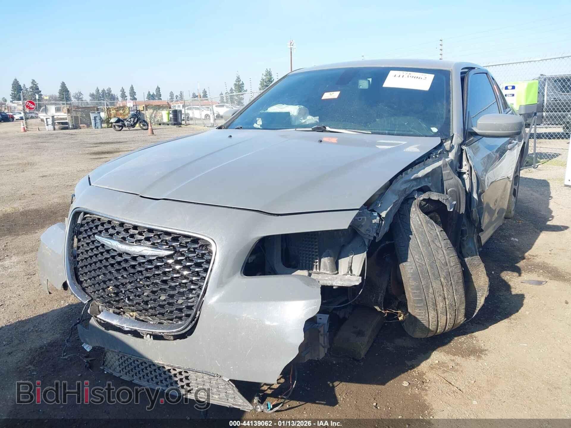 2018 CHRYSLER 300 - VIN: 2C3CCABG2JH223016 - Фото 2