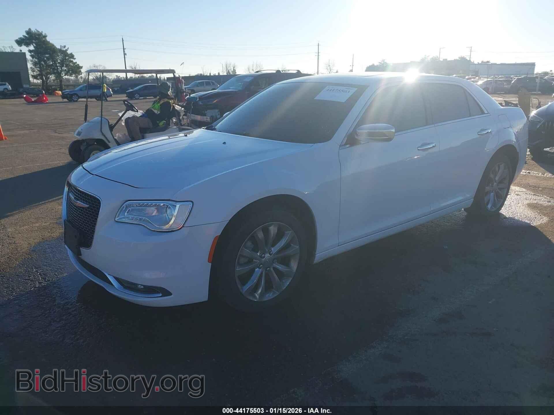 2019 CHRYSLER 300 - VIN: 2C3CCAKG4KH610894 - Фото 2