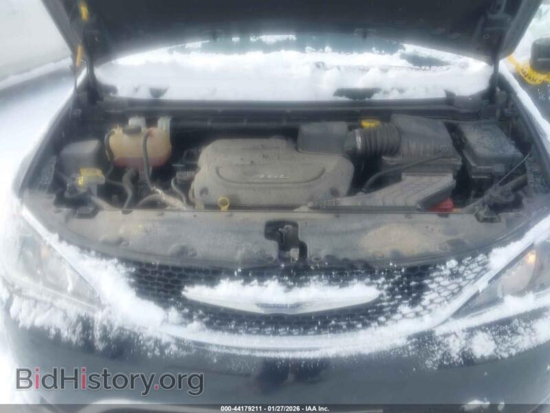 2018 Chrysler PACIFICA (VIN 2C4RC1FG5JR113295) — photo 10 of 16