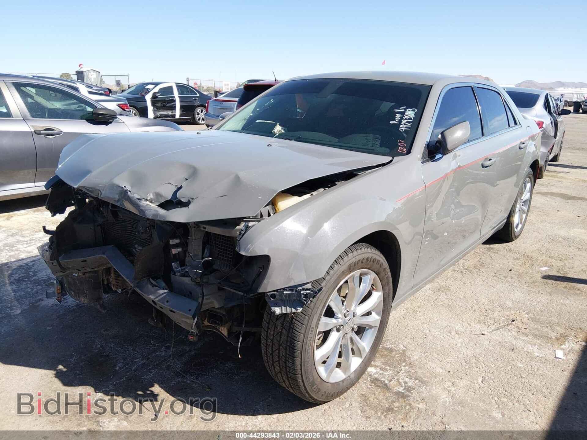 2019 CHRYSLER 300 - VIN: 2C3CCARG2KH531116 - Фото 2