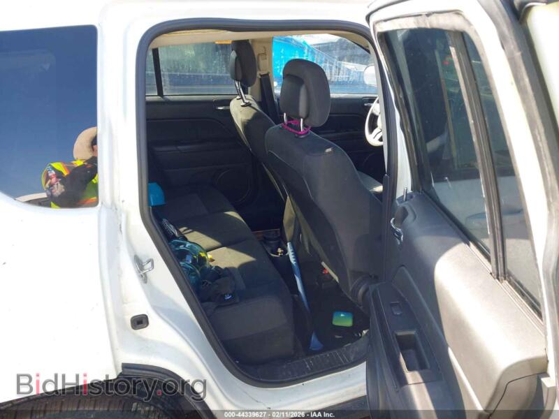 2014 Jeep COMPASS (VIN 1C4NJDBB9ED510694) — photo 8 of 17