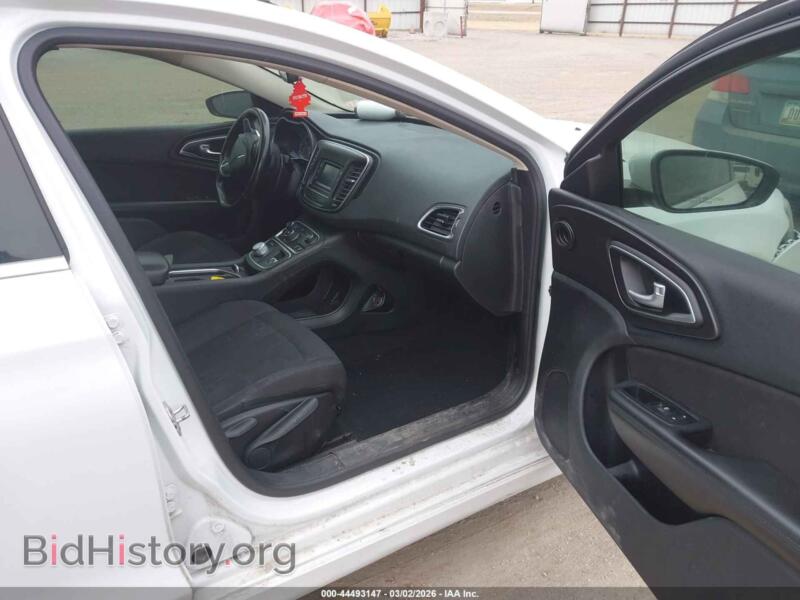 2015 Chrysler 200 (VIN 1C3CCCAB6FN692738) — photo 5 of 17