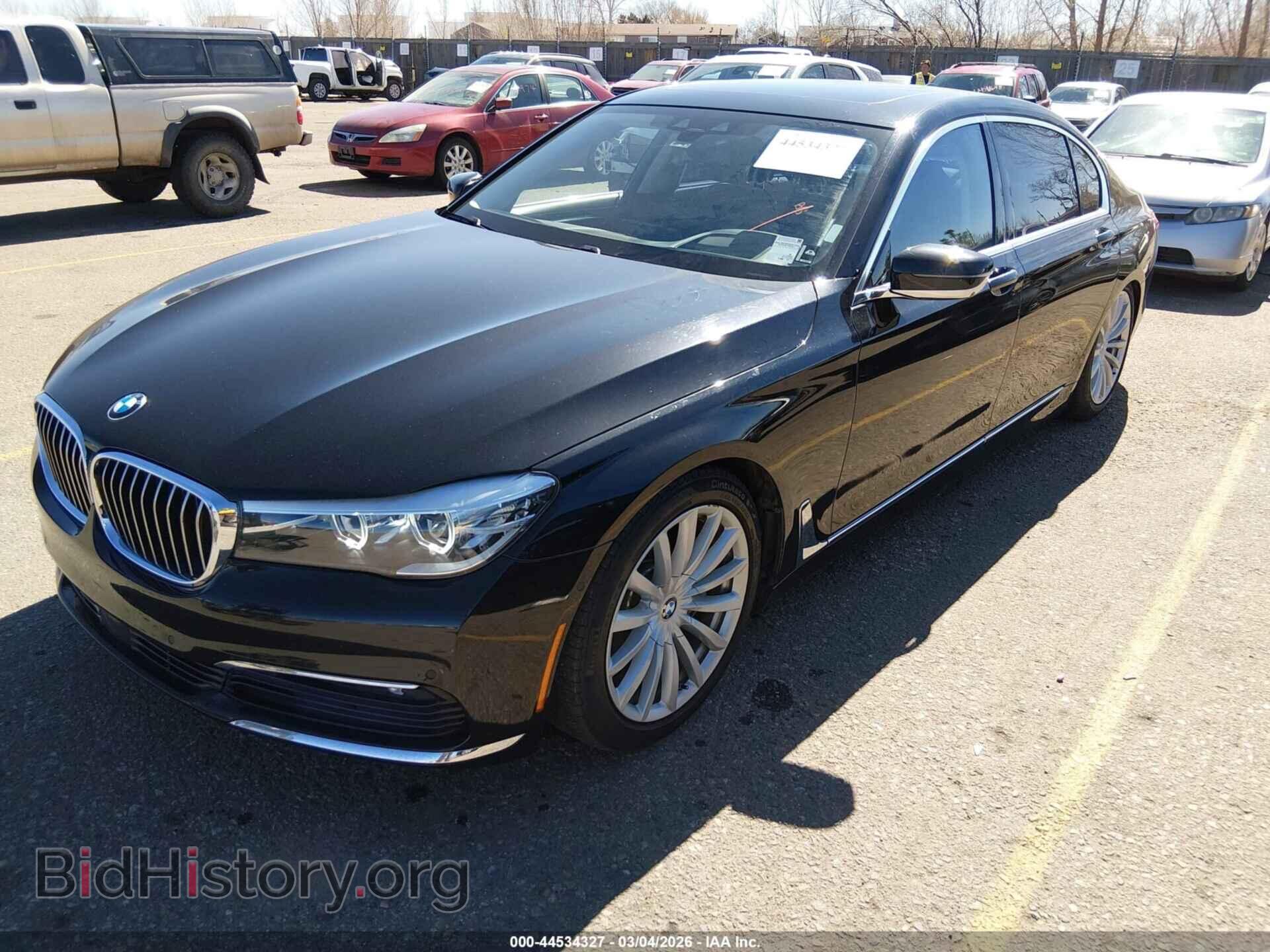 2017 BMW 740I - VIN: WBA7E2C55HG739223 - Фото 2