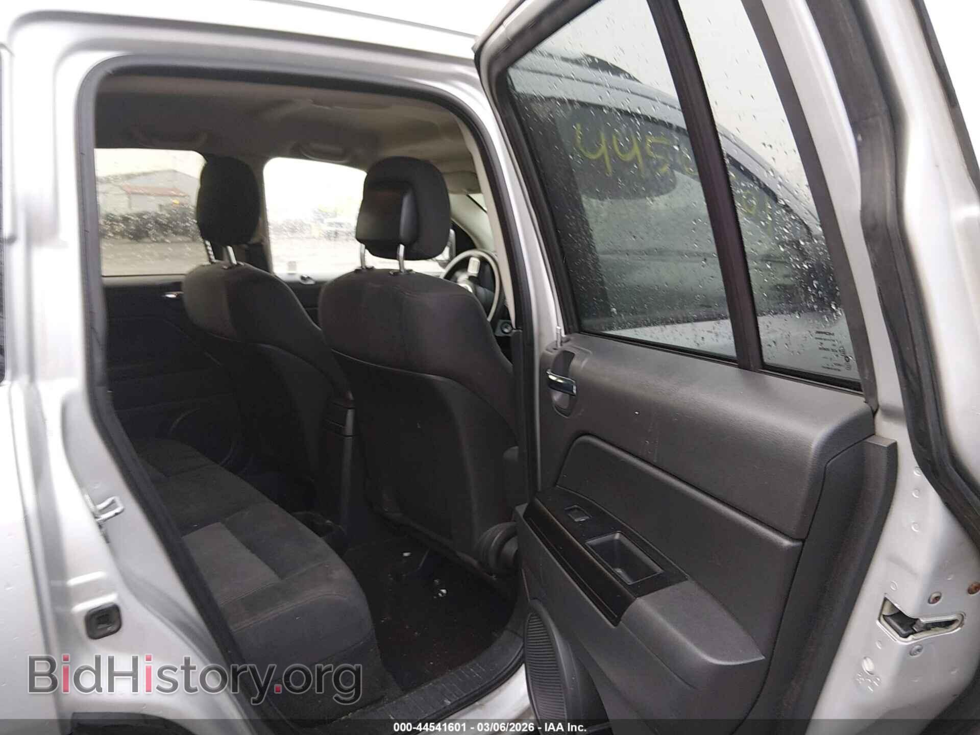 2011 JEEP COMPASS - VIN: 1J4NT1FA9BD138564 - Photo 8