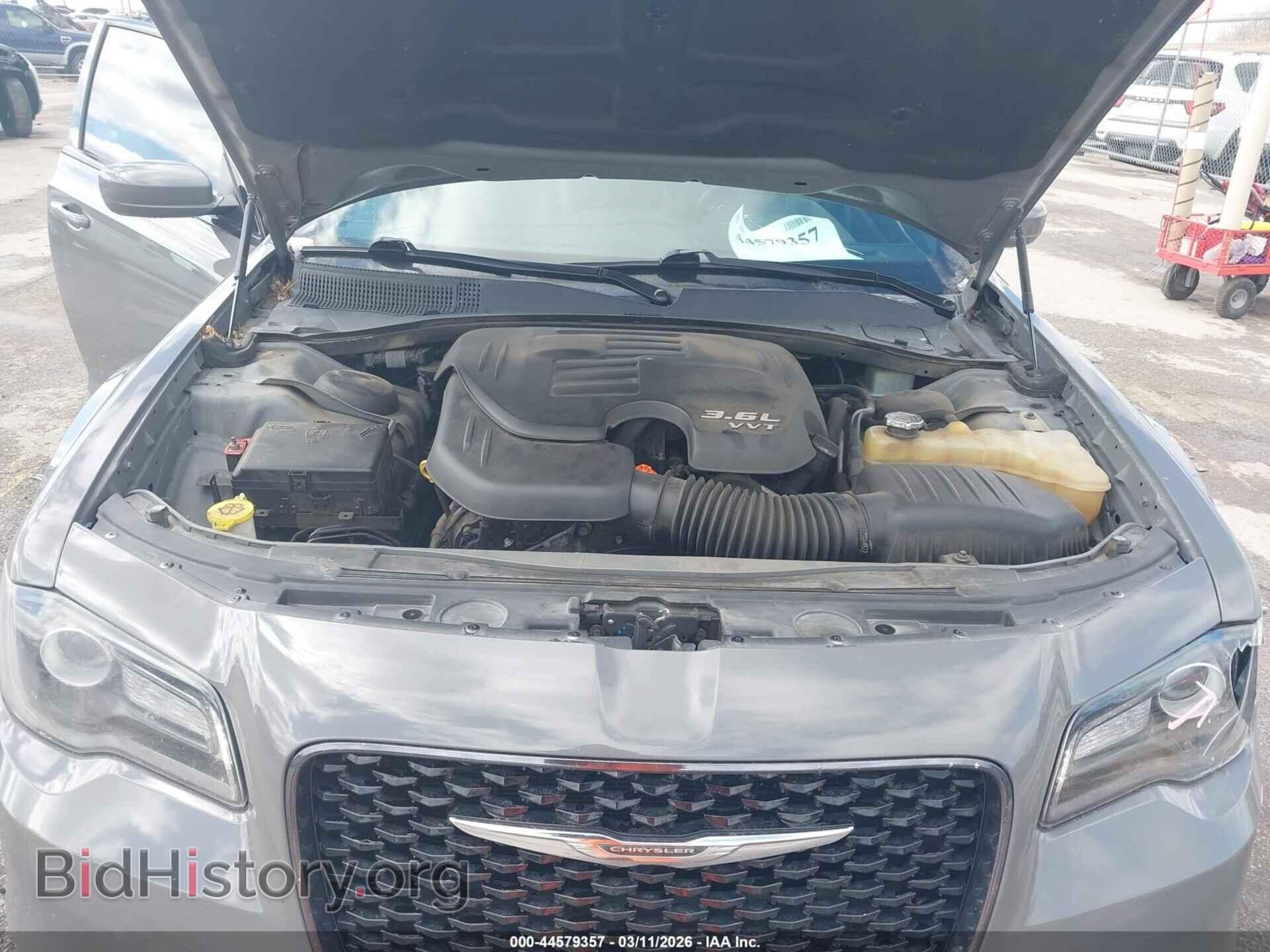 2019 CHRYSLER 300 - VIN: 2C3CCAGG0KH635199 - Фото 10