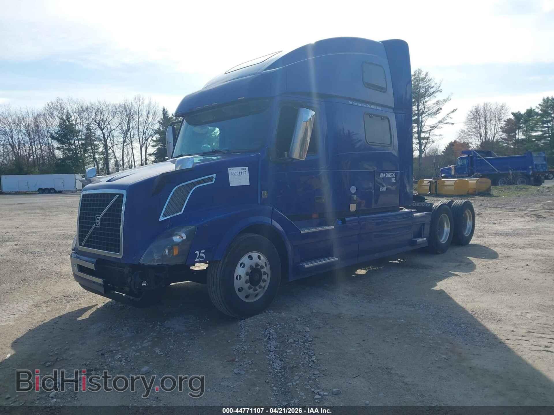 2016 VOLVO VN - VIN: 4V4NC9EJXGN957742 - Фото 2