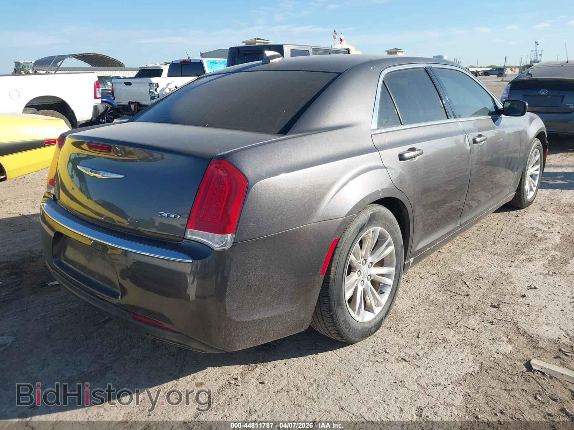 2016 CHRYSLER 300 - VIN: 2C3CCAAG8GH304581 - Фото 4