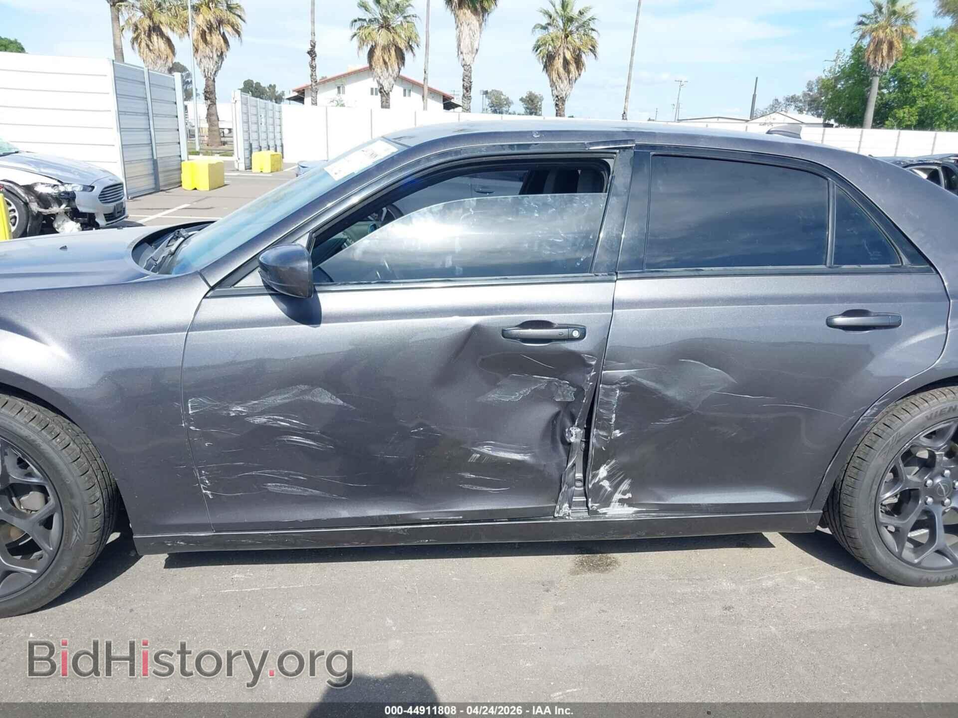 2019 CHRYSLER 300 - VIN: 2C3CCABG3KH682847 - Фото 6