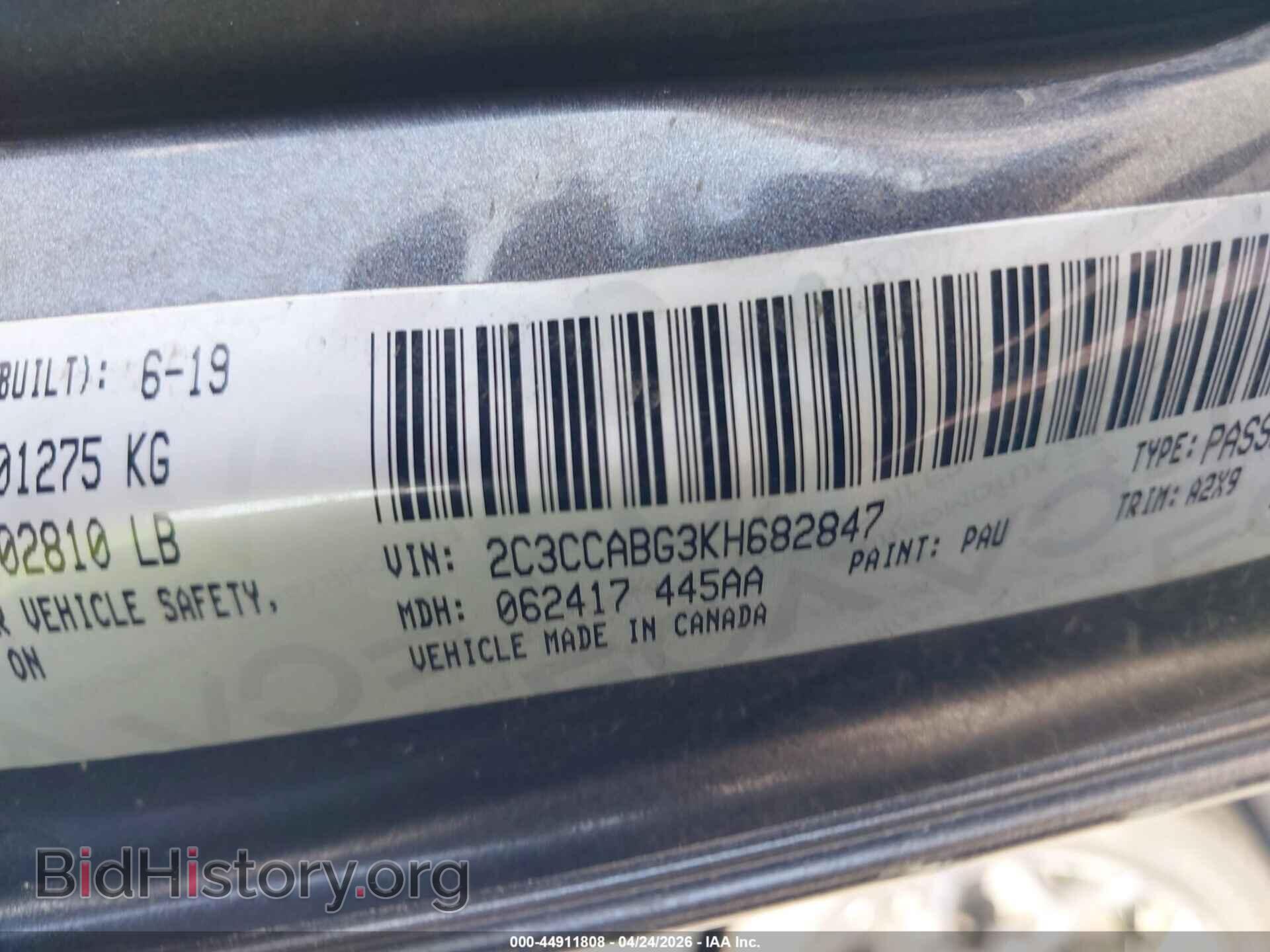 2019 CHRYSLER 300 - VIN: 2C3CCABG3KH682847 - Фото 9