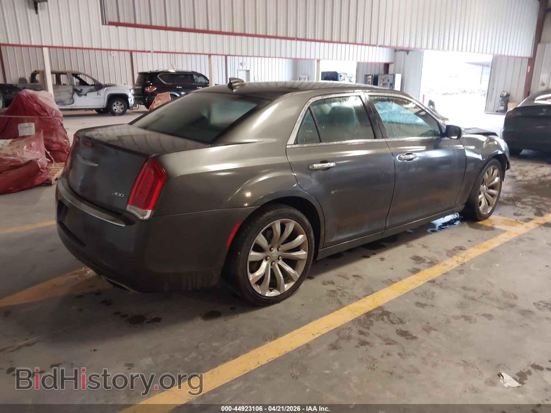 2019 CHRYSLER 300 - VIN: 2C3CCAEG2KH536533 - Фото 4