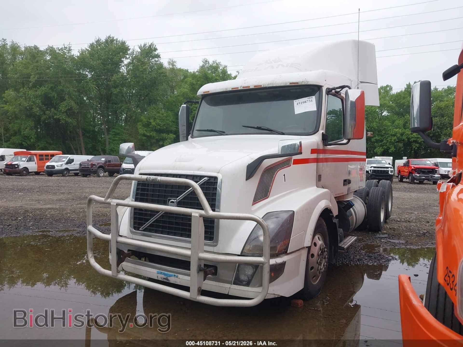 2016 VOLVO VN - VIN: 4V4NC9EH3GN975240 - Фото 2