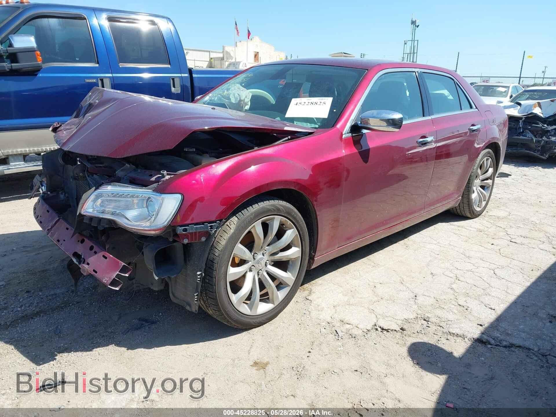 2019 CHRYSLER 300 - VIN: 2C3CCAEG5KH609717 - Фото 2