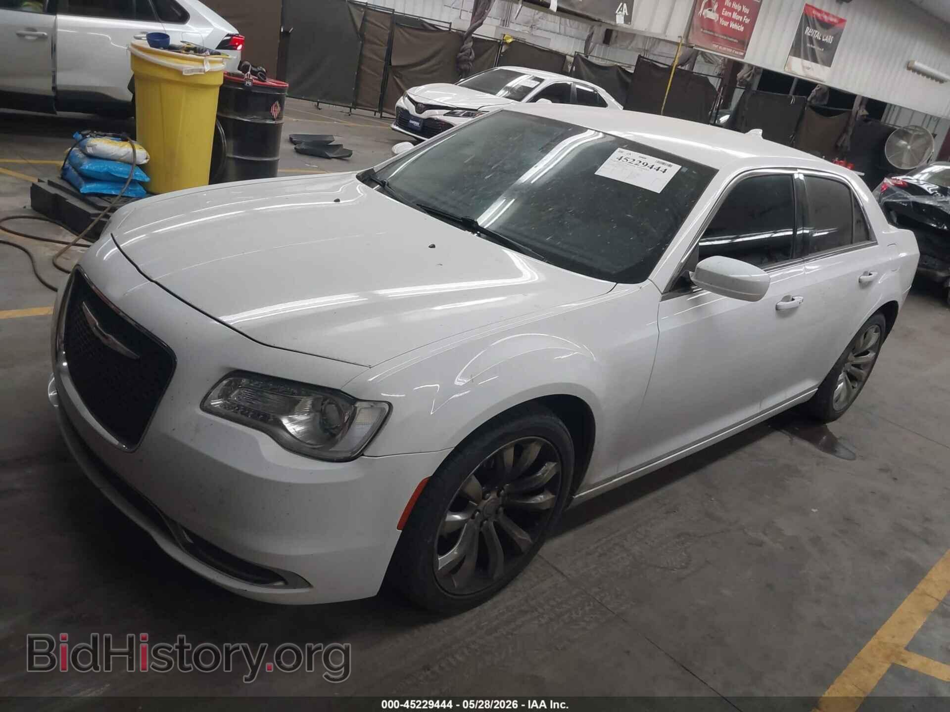 2017 CHRYSLER 300 - VIN: 2C3CCAAG3HH663791 - Фото 2