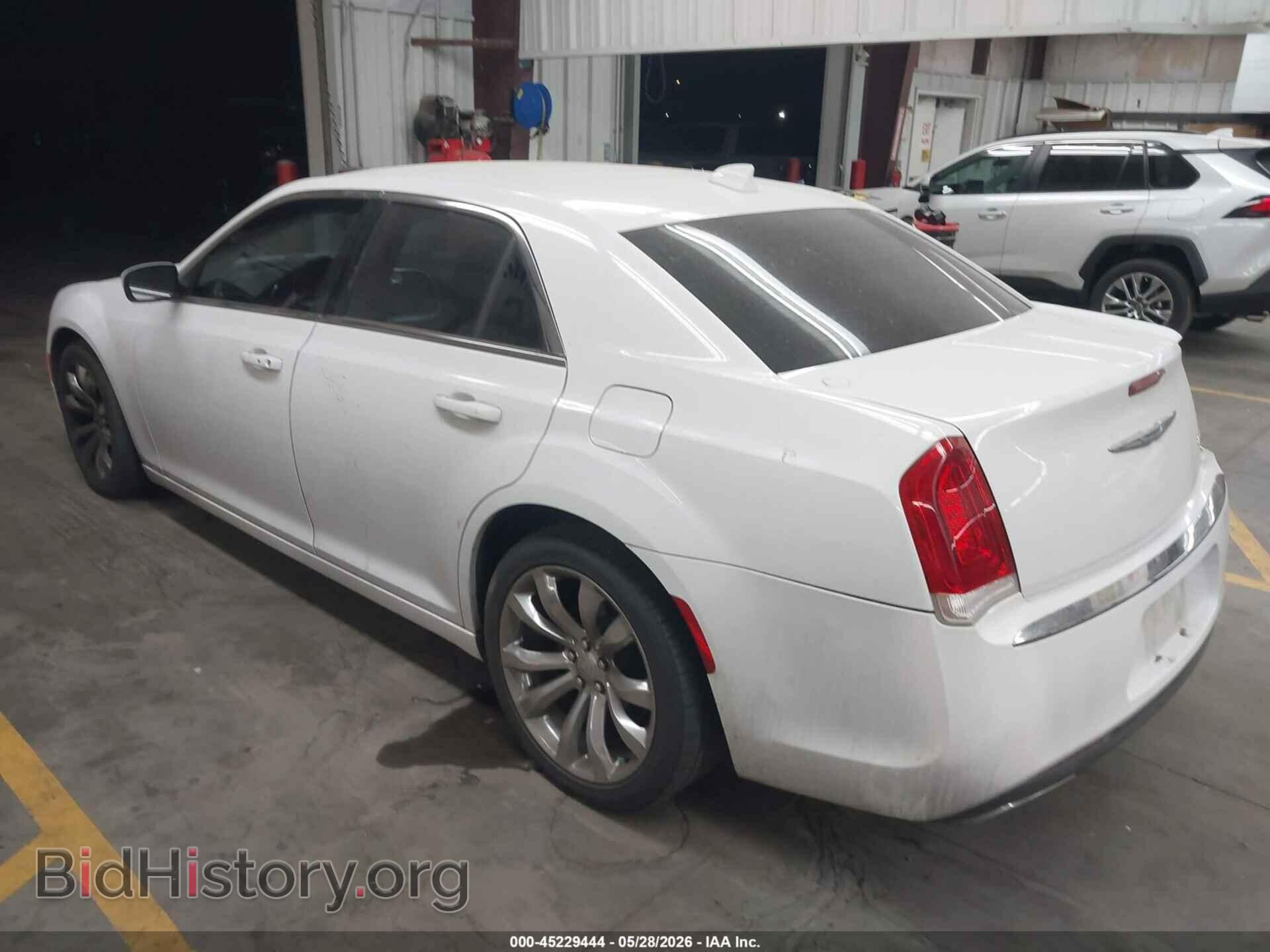 2017 CHRYSLER 300 - VIN: 2C3CCAAG3HH663791 - Фото 3