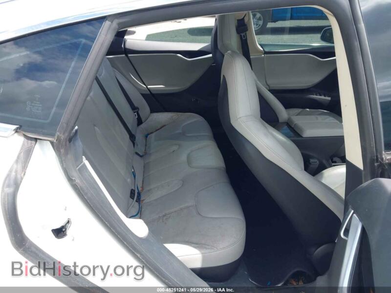 2013 Tesla MODEL S (VIN 5YJSA1CN5DFP20811) — фото 8 из 17