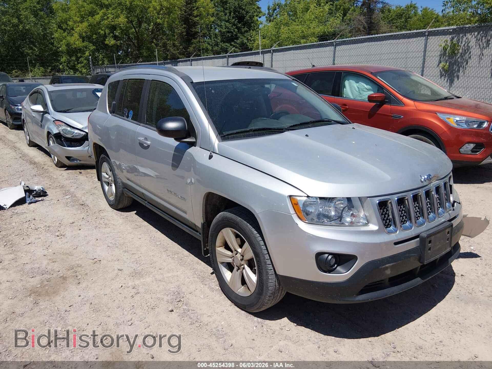 Photo 1J4NF1FB8BD263880 - JEEP COMPASS 2011