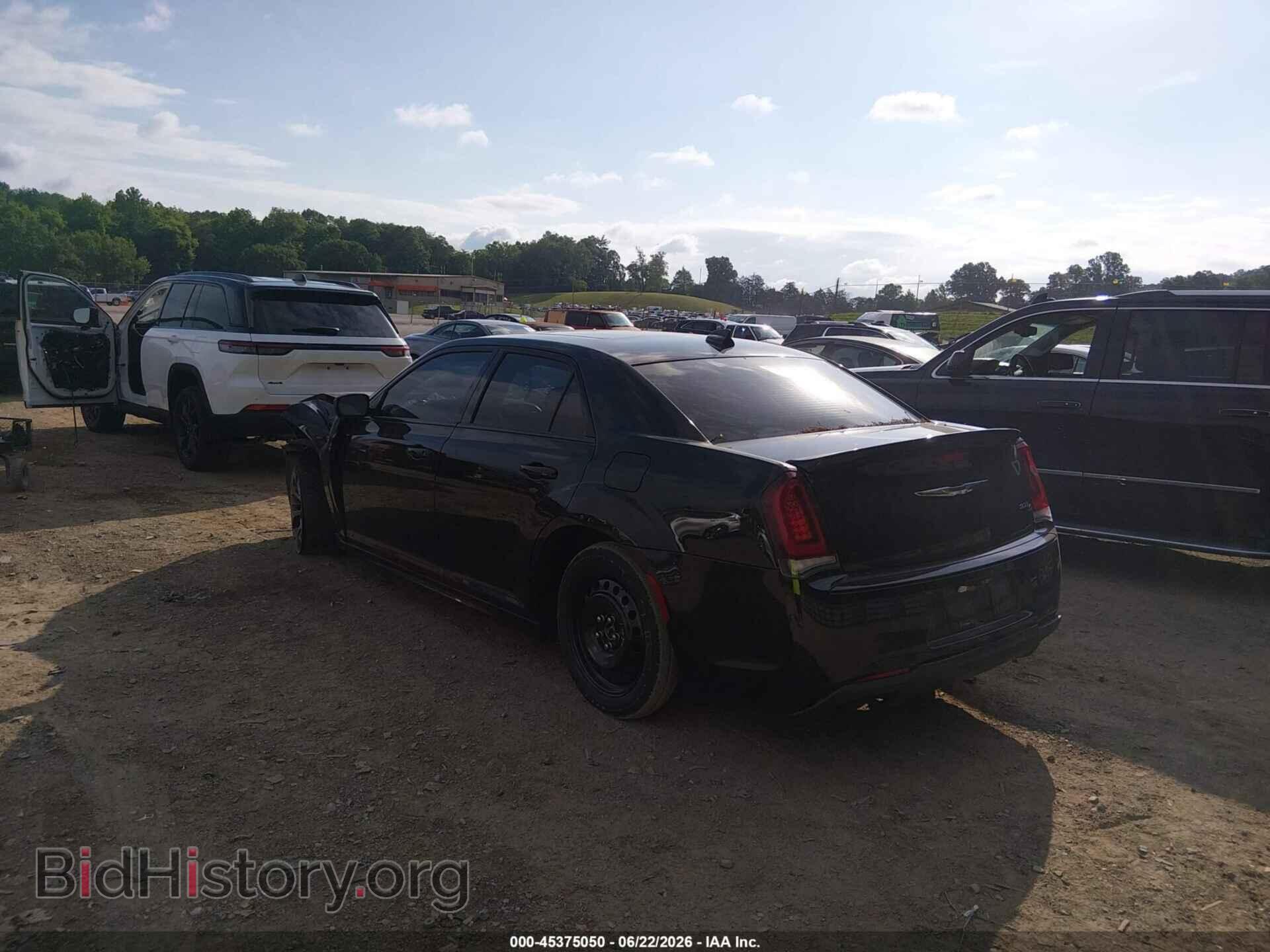 2018 CHRYSLER 300 - VIN: 2C3CCABG2JH142839 - Фото 3