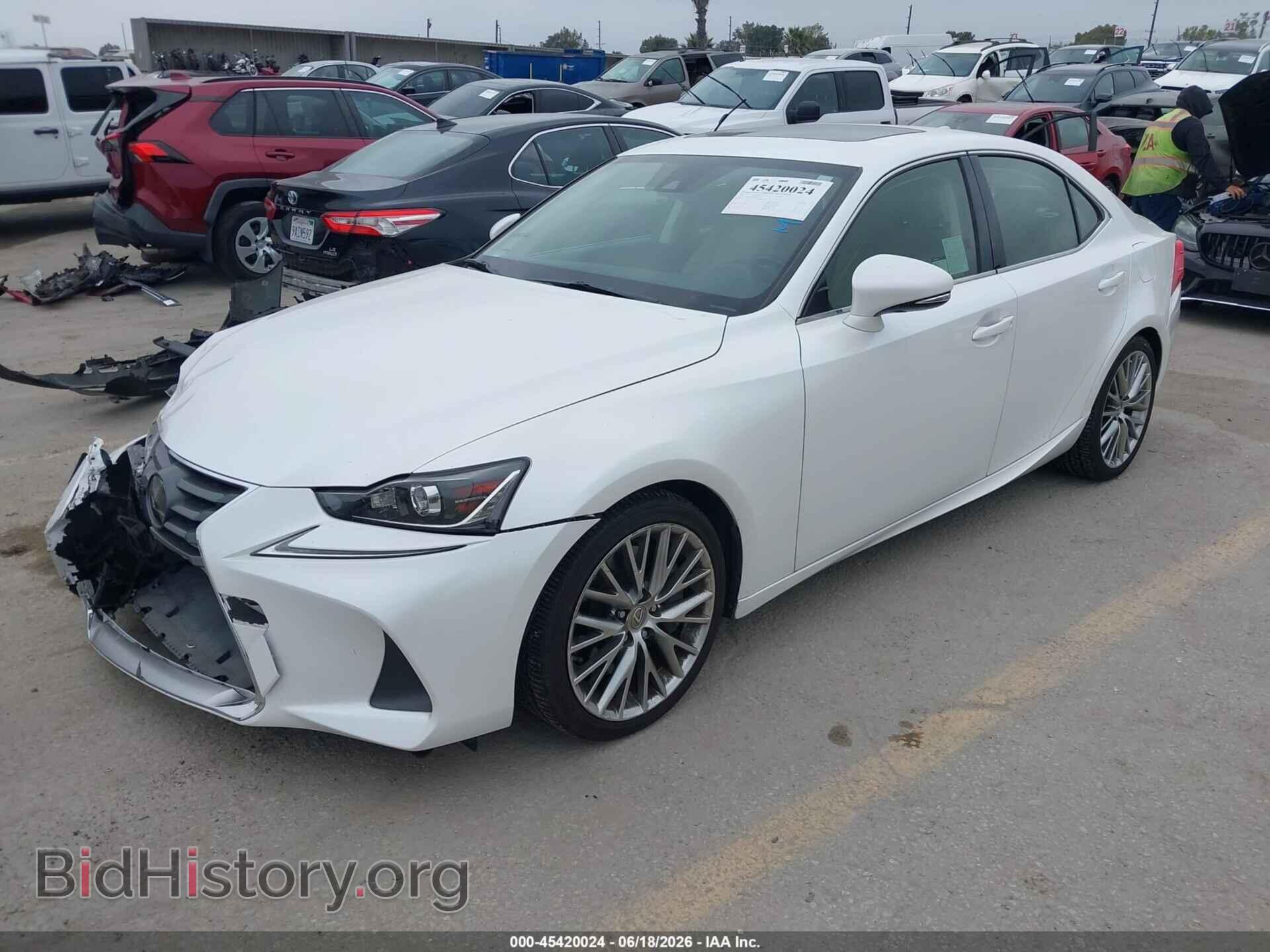 2017 LEXUS IS 200T - VIN: JTHBA1D23H5050220 - Фото 2