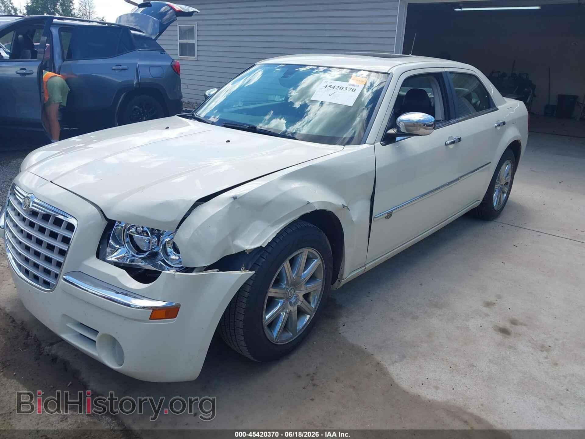 2008 CHRYSLER 300C - VIN: 2C3KA63H58H251487 - Фото 2