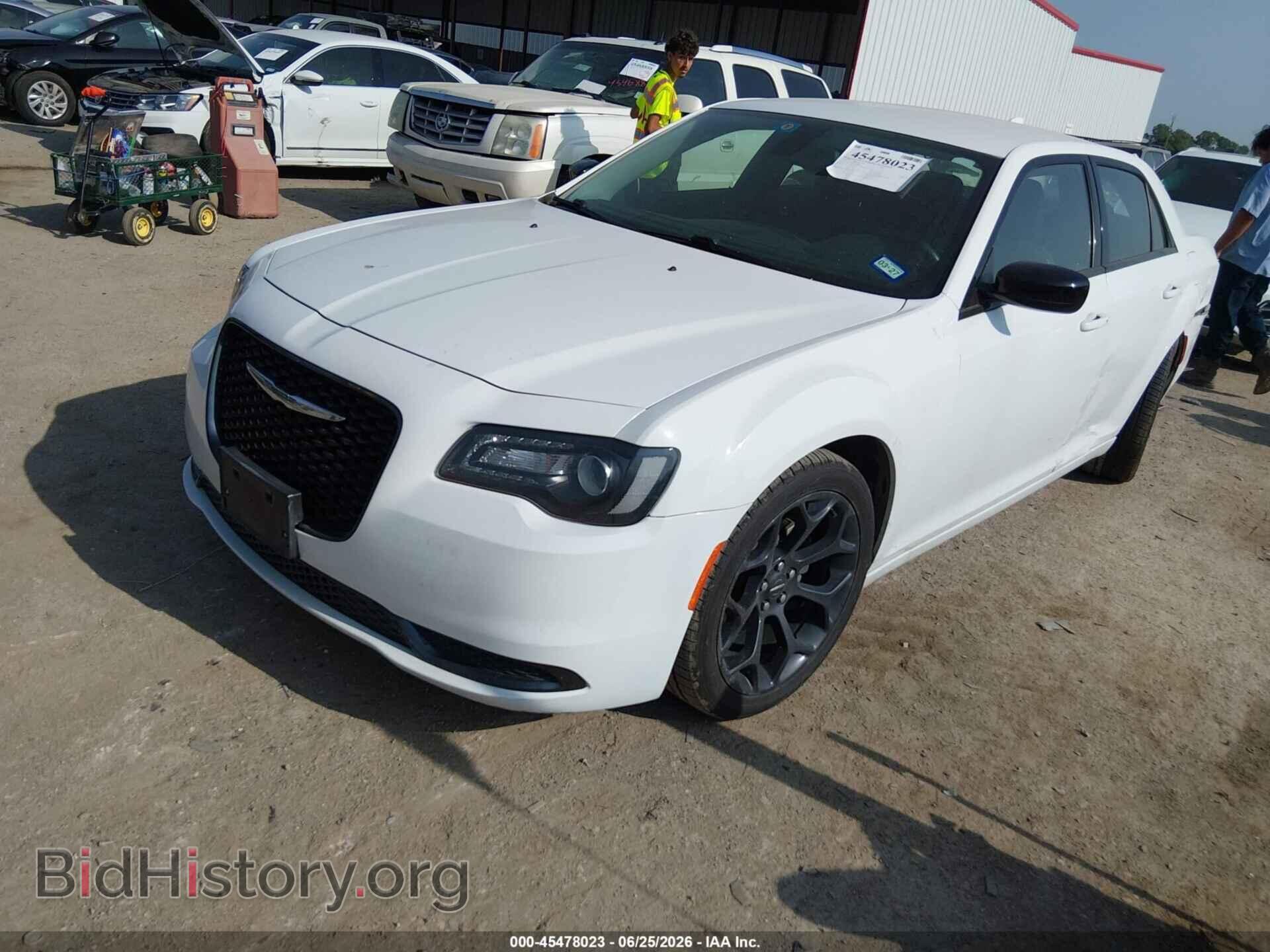 2019 CHRYSLER 300 - VIN: 2C3CCAAG5KH602076 - Фото 2