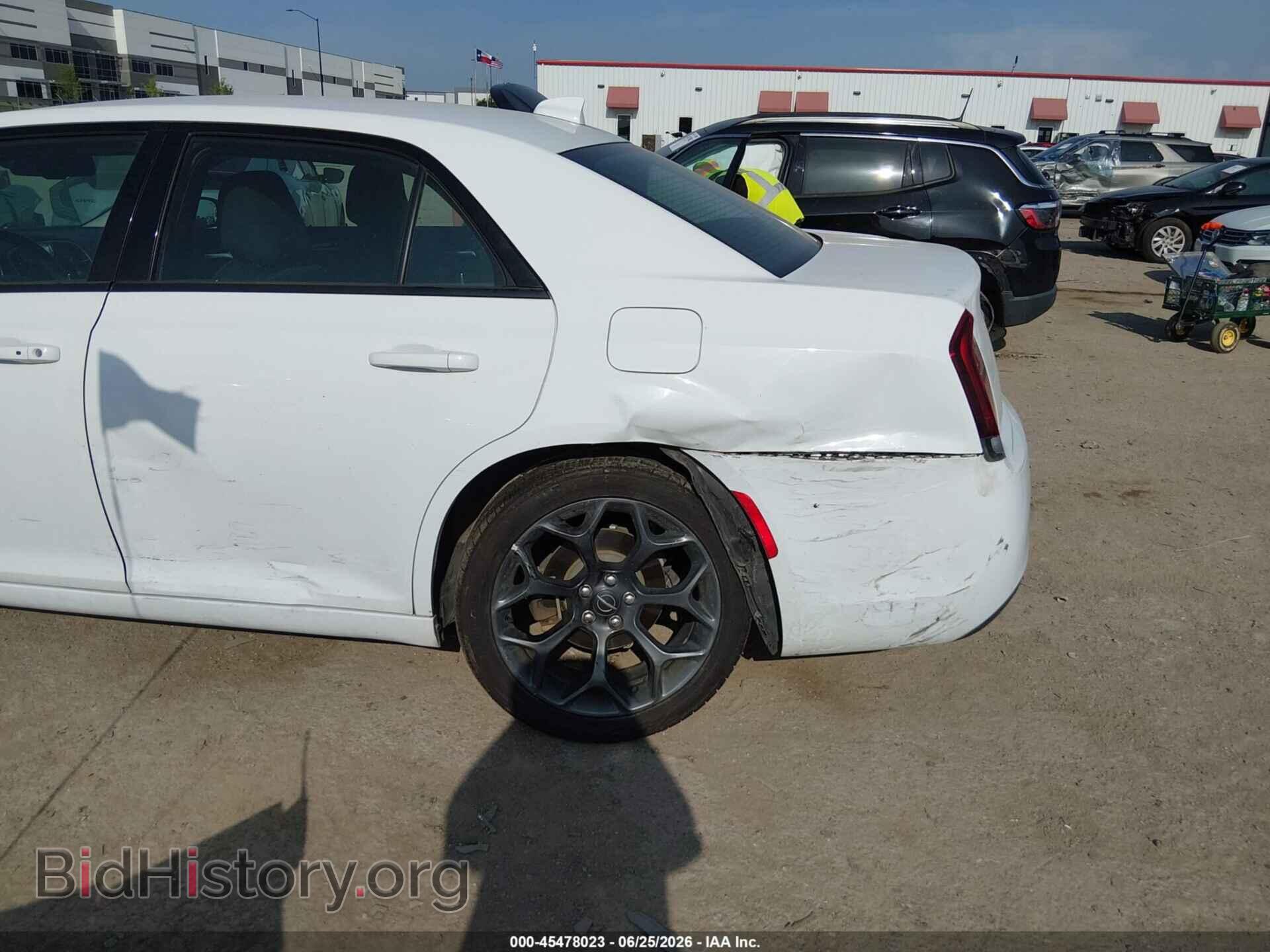 2019 CHRYSLER 300 - VIN: 2C3CCAAG5KH602076 - Фото 6