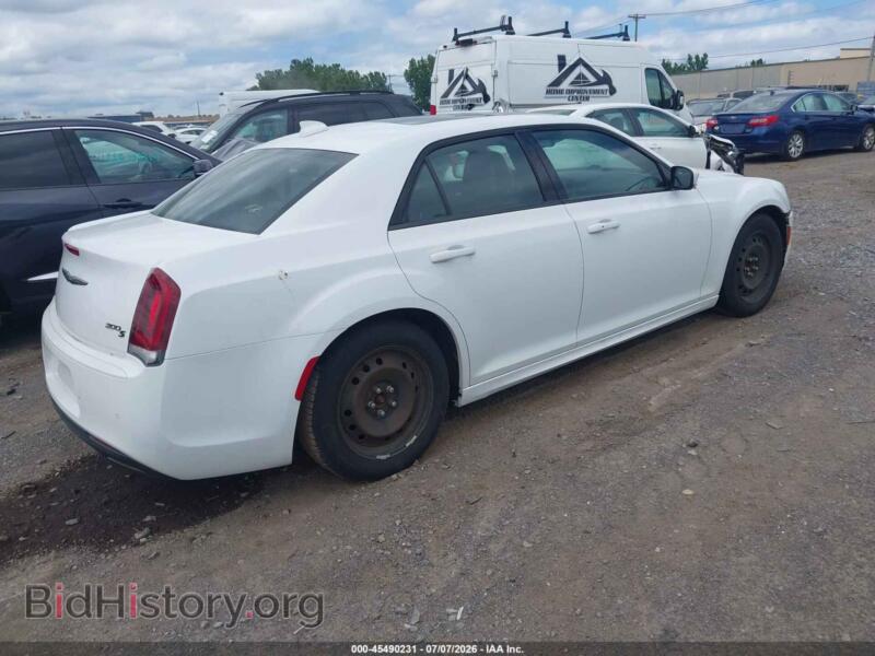 2016 Chrysler 300 (VIN 2C3CCABG8GH304546) — фото 4 из 19