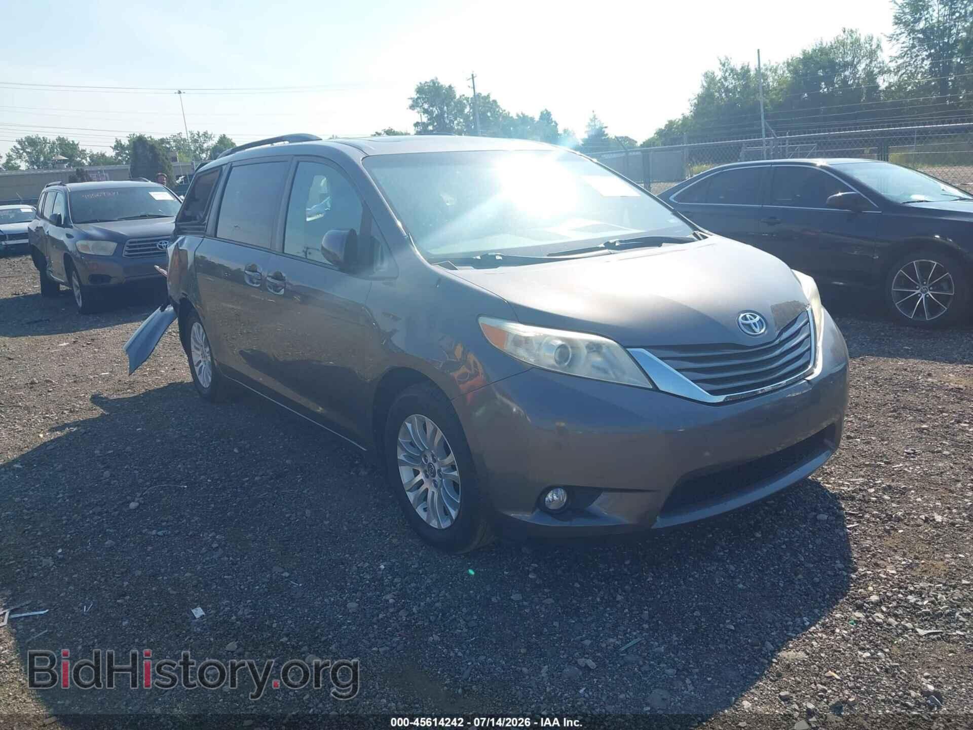 Photo 5TDYK3DC4BS138806 - TOYOTA SIENNA 2011