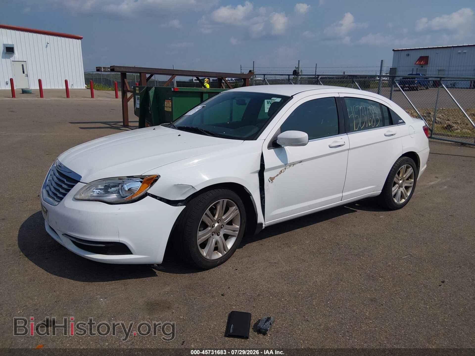 2013 CHRYSLER 200 - VIN: 1C3CCBAB5DN686887 - Фото 2