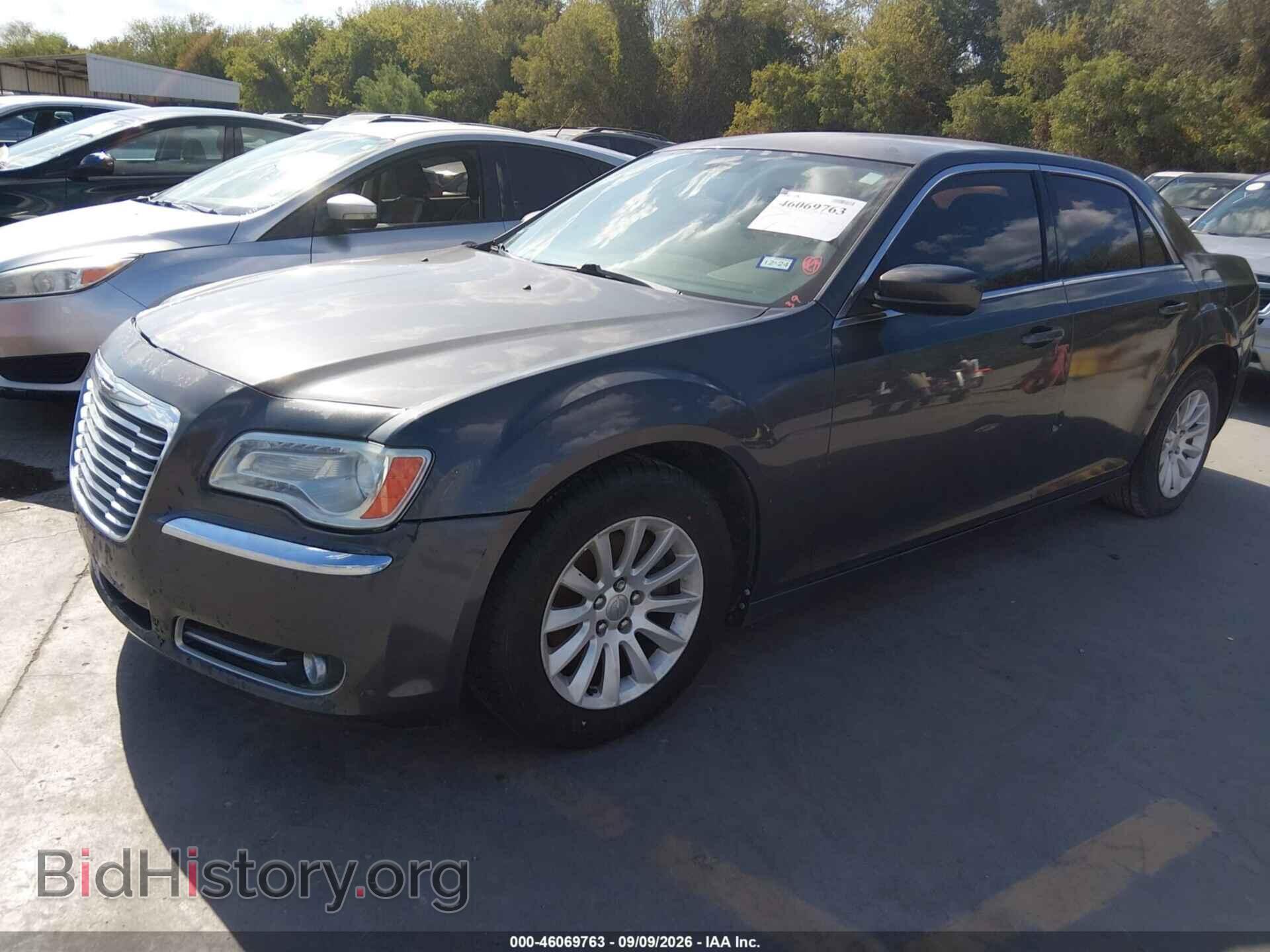 2013 CHRYSLER 300 - VIN: 2C3CCAAG1DH588342 - Фото 2