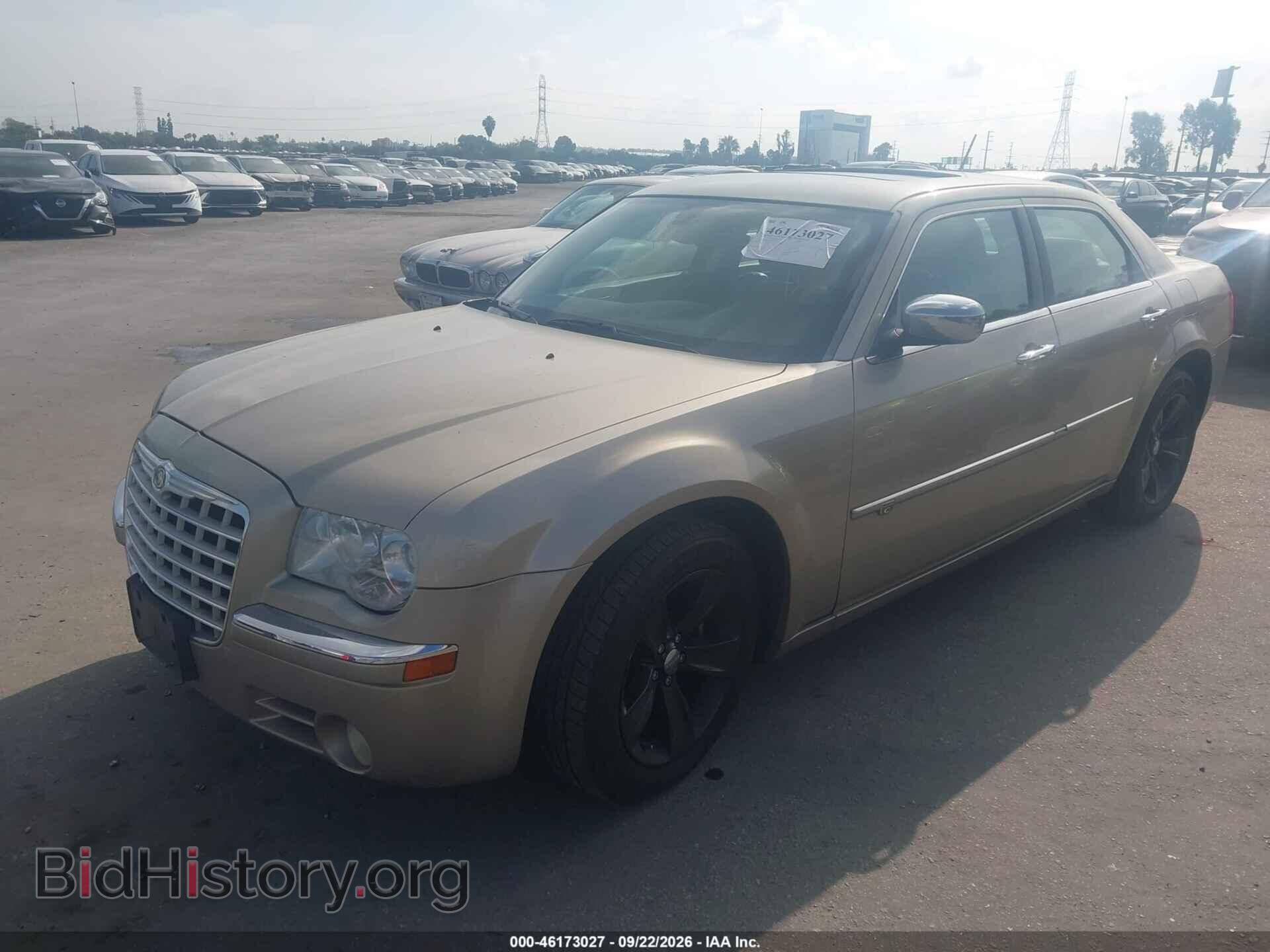 2008 Chrysler 300C (VIN 2C3KA63H88H237342) — фото 2 из 12