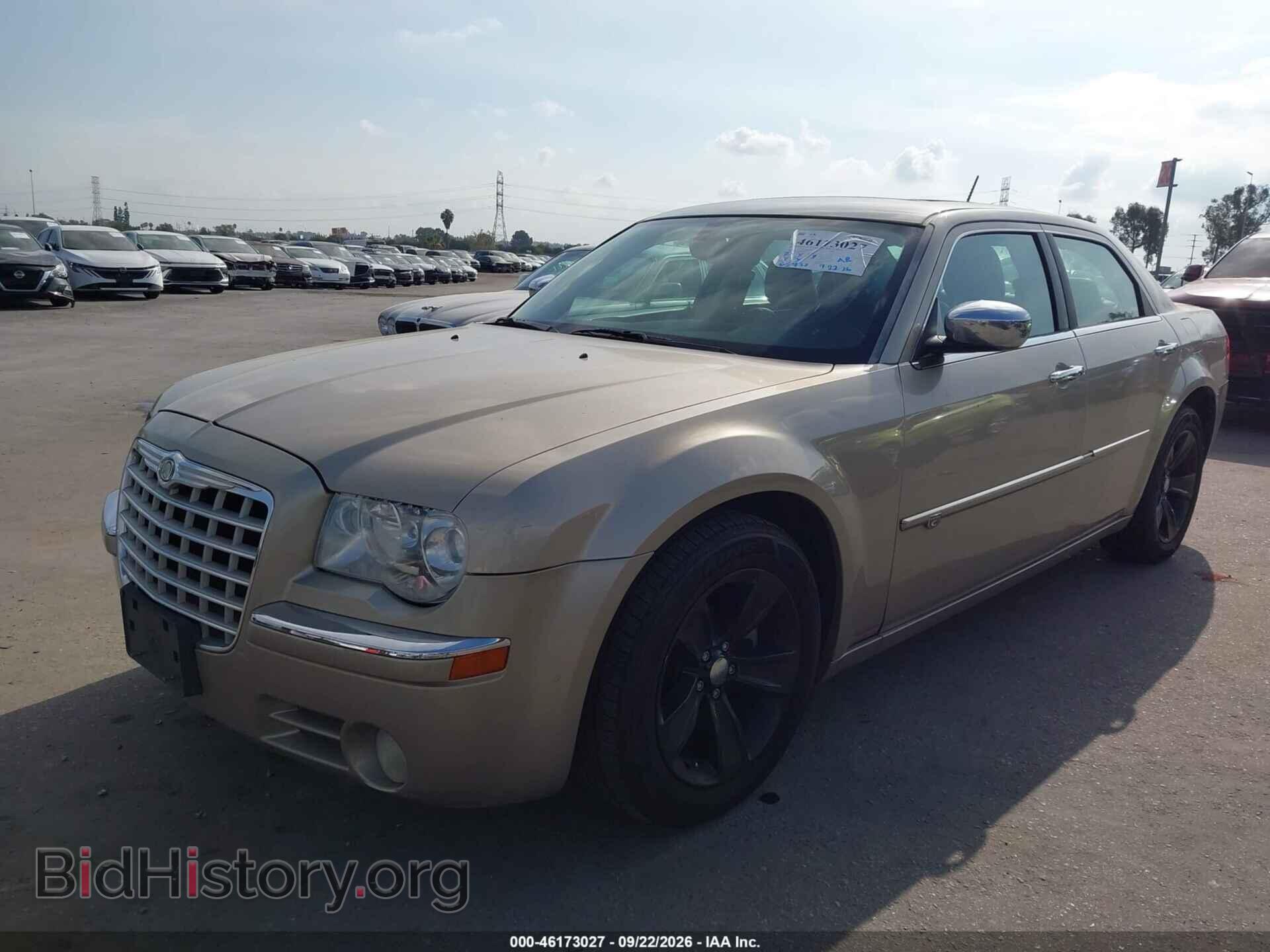 2008 Chrysler 300C (VIN 2C3KA63H88H237342) — фото 6 из 12