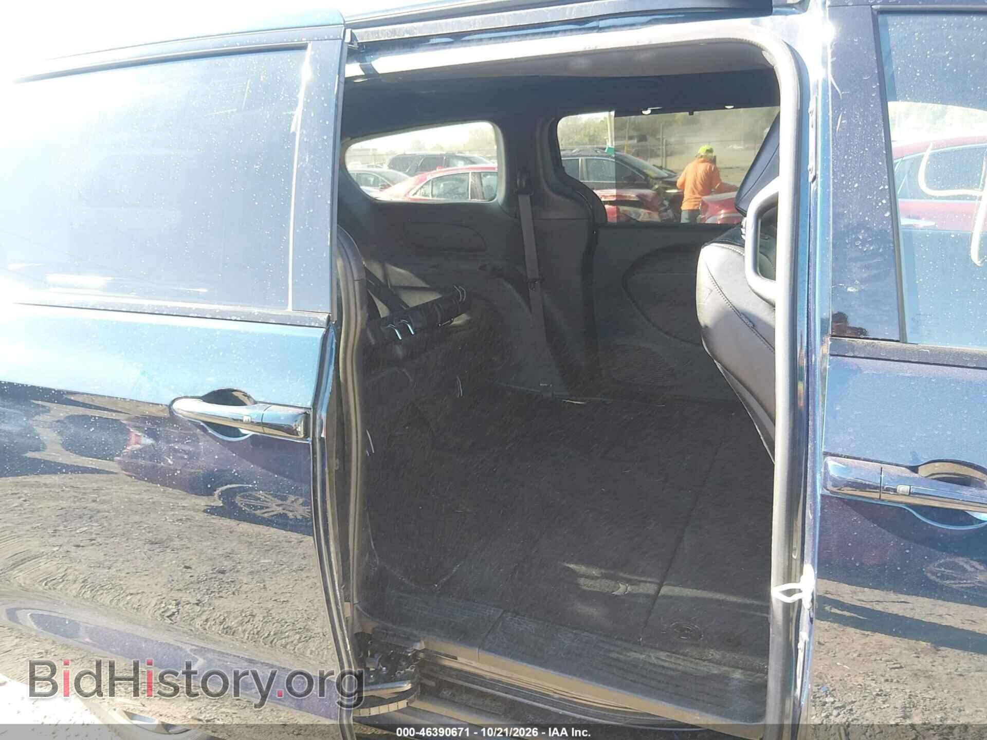 2023 Chrysler PACIFICA (VIN 2C4RC1BG2PR539198) — photo 8 of 17