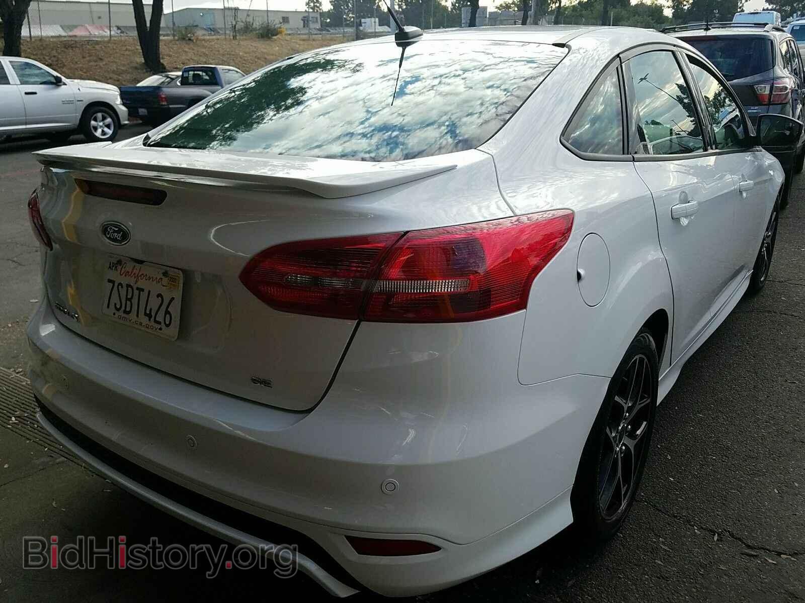 2016 Ford Focus - VIN: 1FADP3F24GL230565 - Фото 2