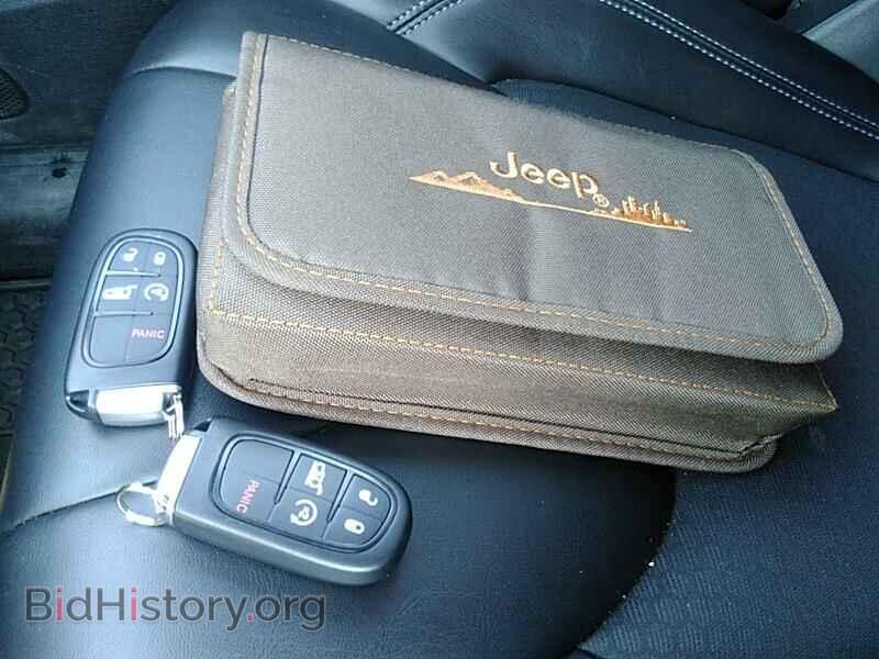 2019 Jeep Cherokee - VIN: 1C4PJMLX5KD196492 - Photo 8