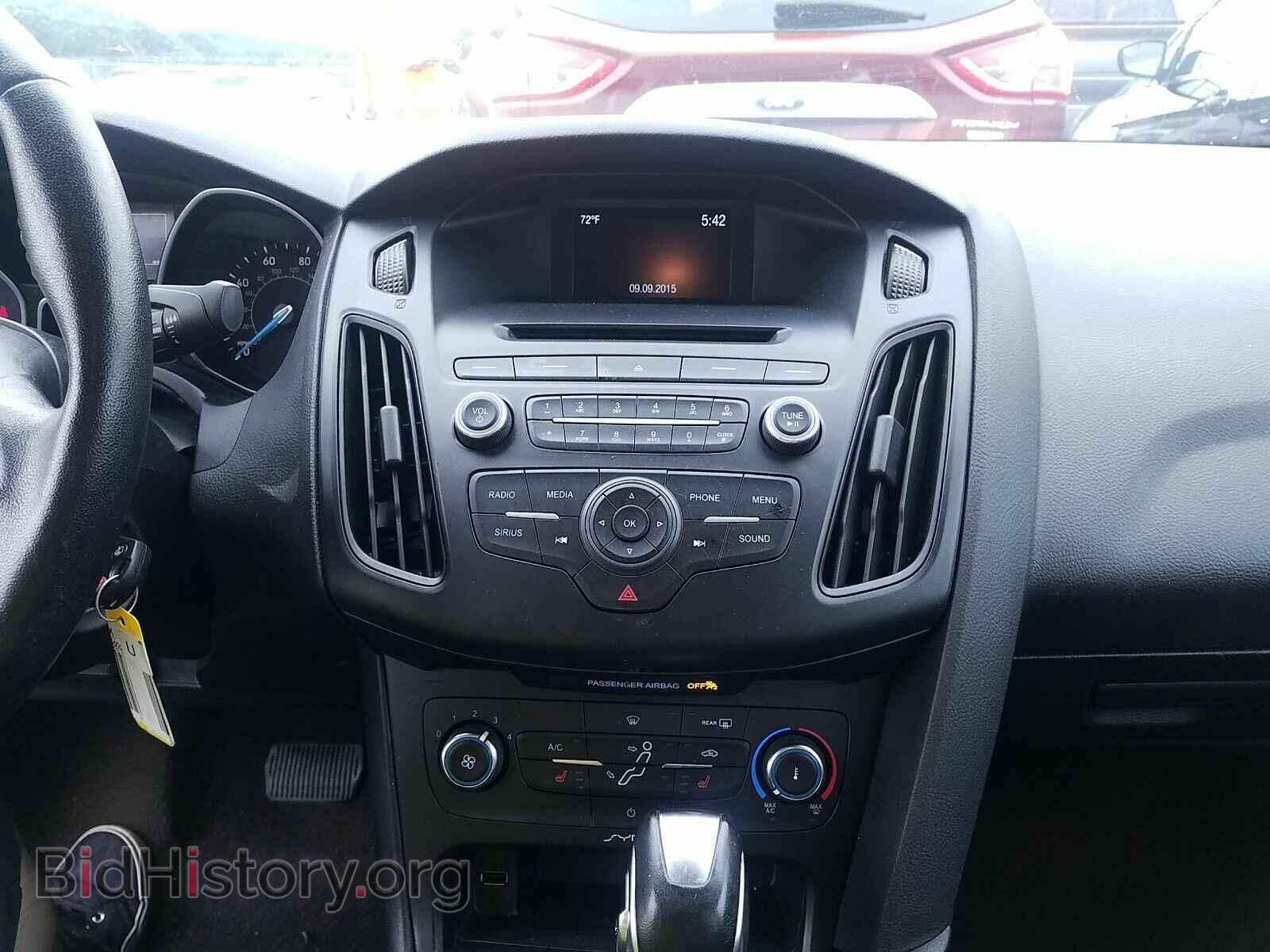 2016 Ford Focus - VIN: 1FADP3F22GL200707 - Photo 4