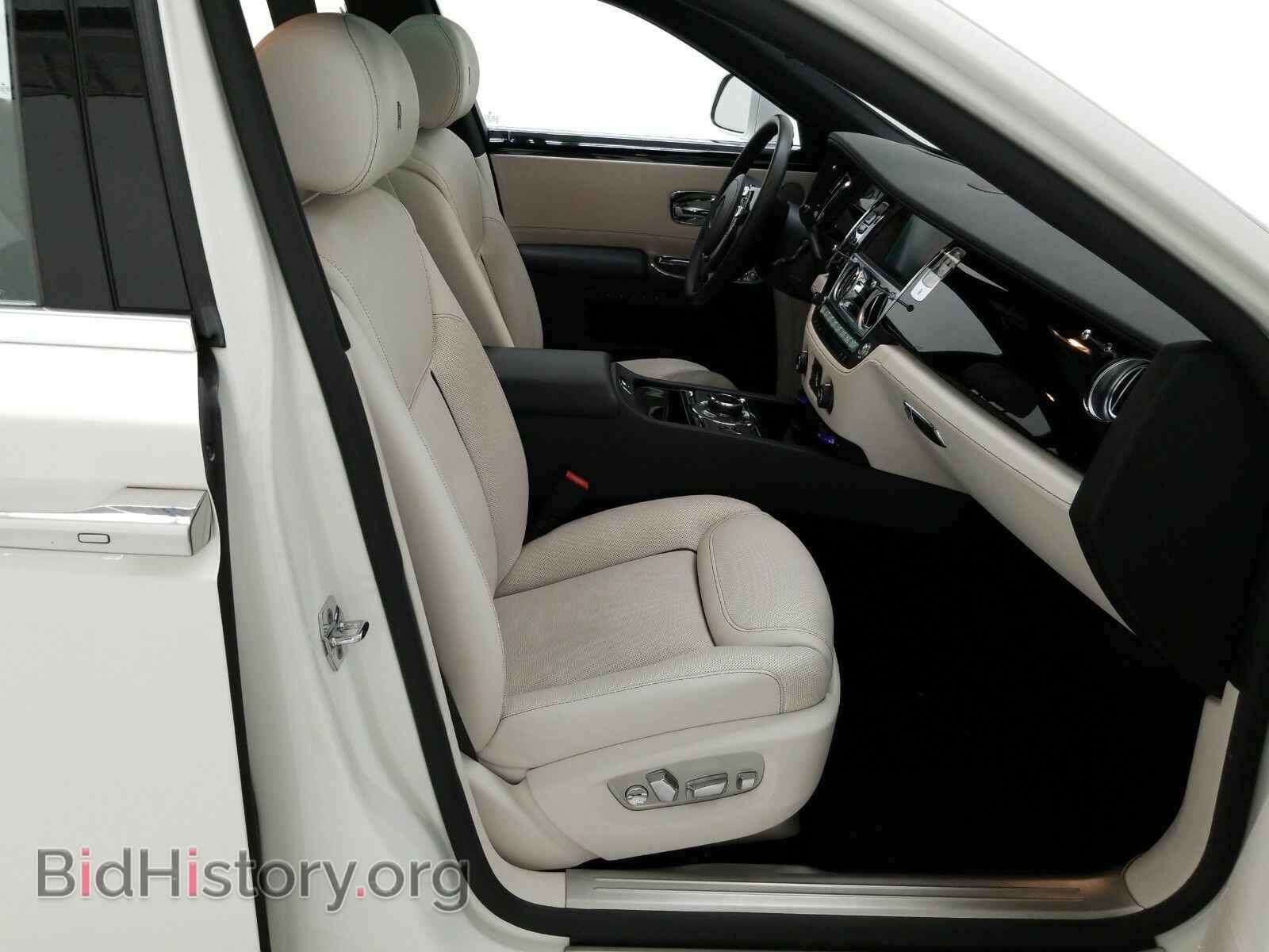 2017 Rolls-Royce Ghost - VIN: SCA664S58HUX54090 - Photo 8