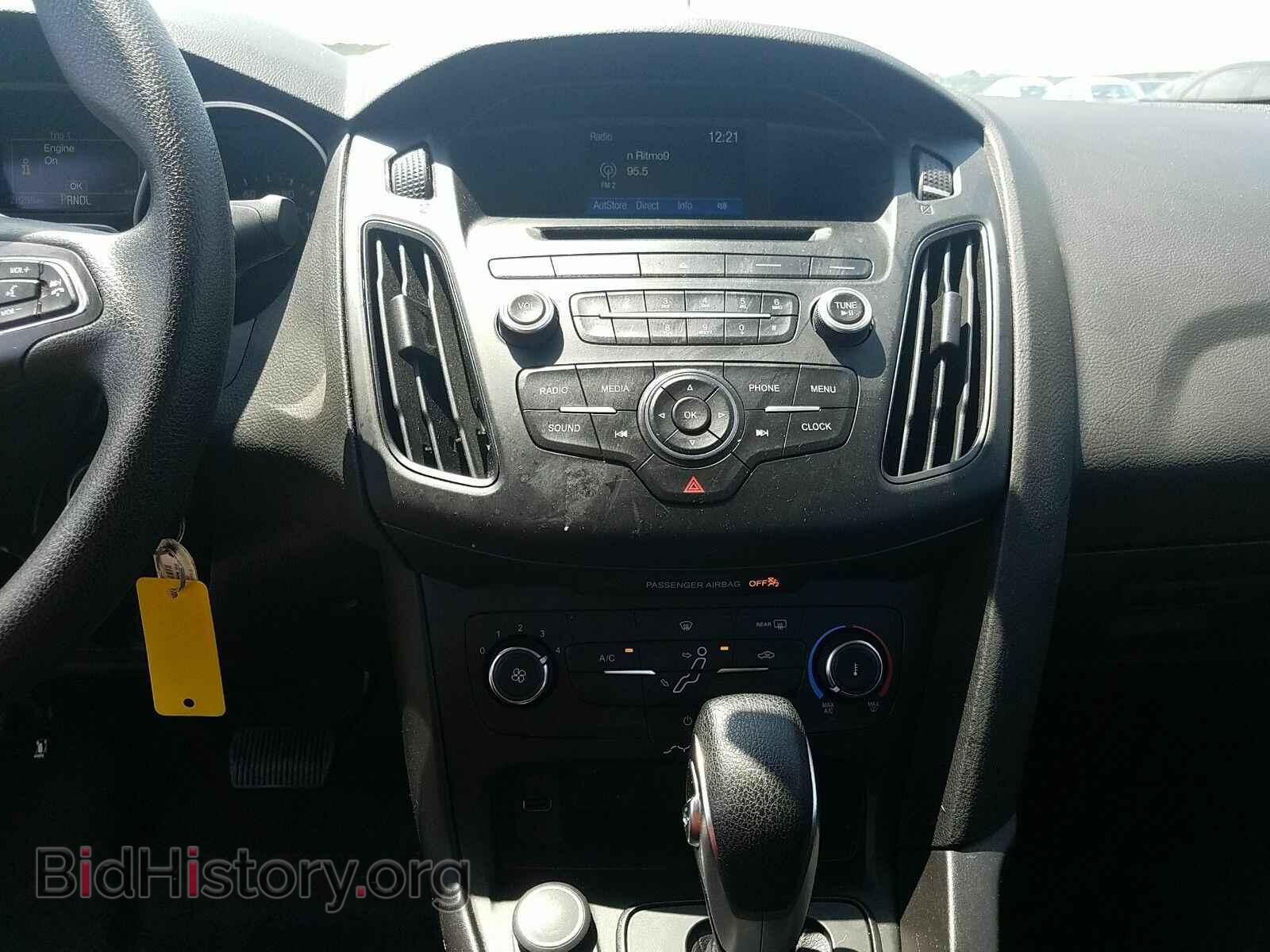 2016 Ford Focus - VIN: 1FADP3E27GL398668 - Photo 4