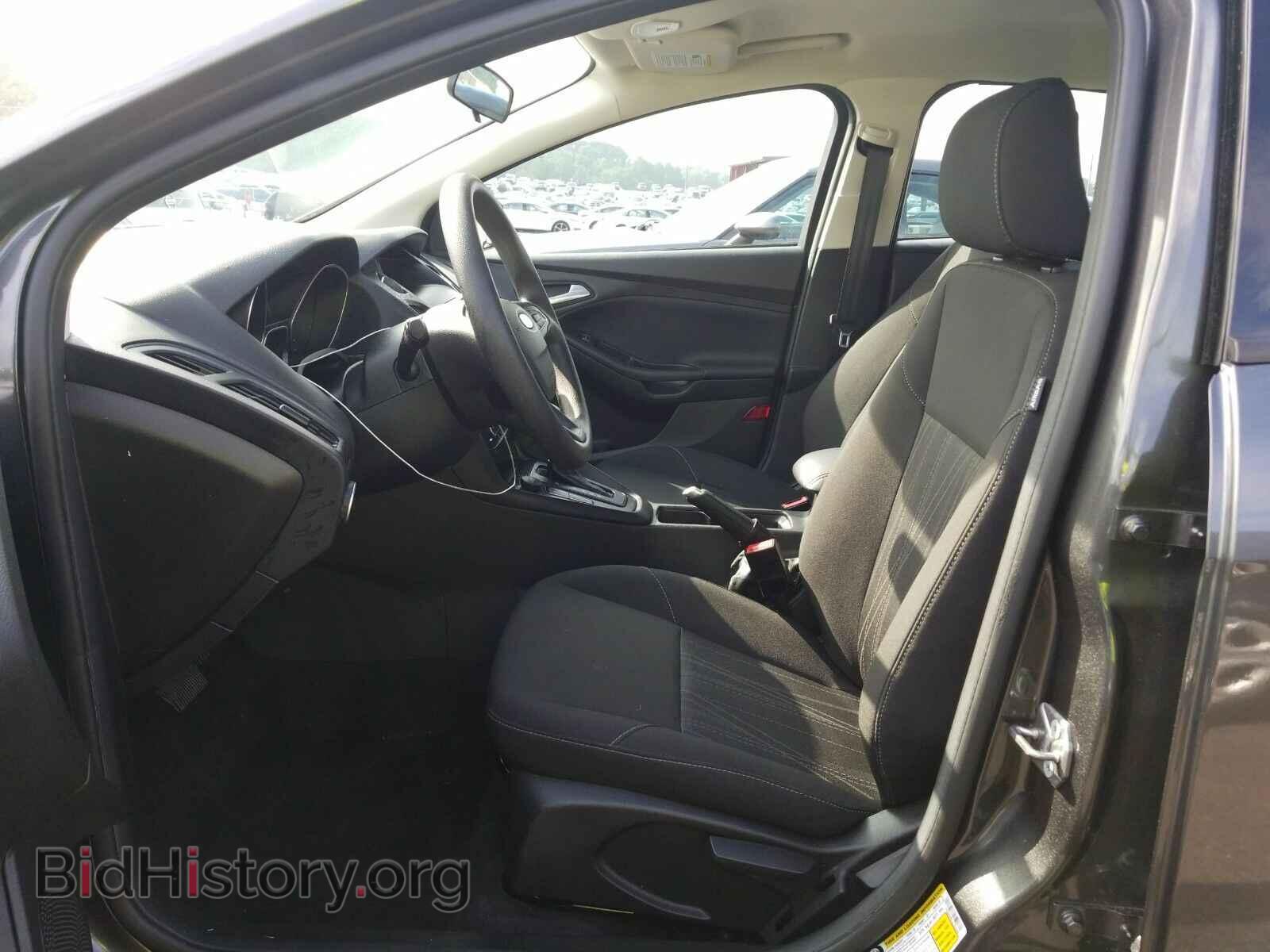 2018 Ford Focus - VIN: 1FADP3FE1JL255666 - Фото 3