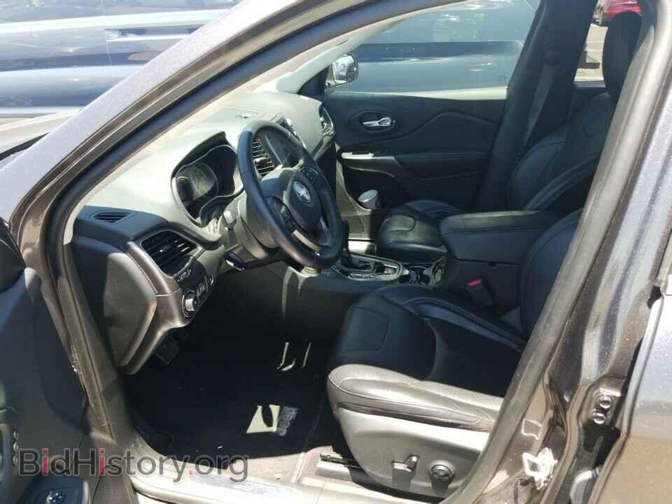 2019 Jeep Cherokee - VIN: 1C4PJMDX6KD166318 - Photo 3