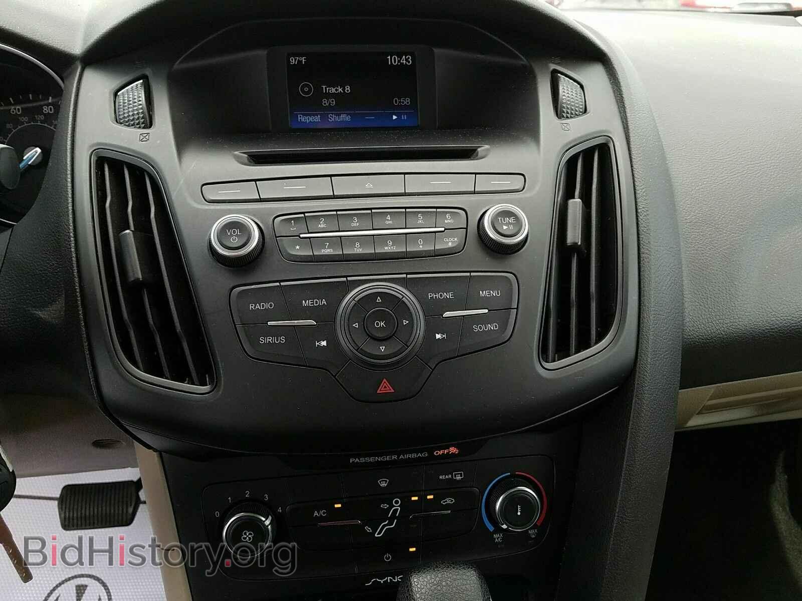 2017 Ford Focus - VIN: 1FADP3F24HL225769 - Фото 4