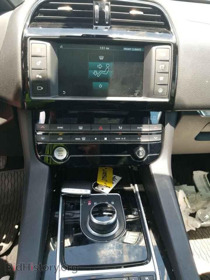 2017 Jaguar F-PACE - VIN: SADCJ2BVXHA099743 - Фото 4