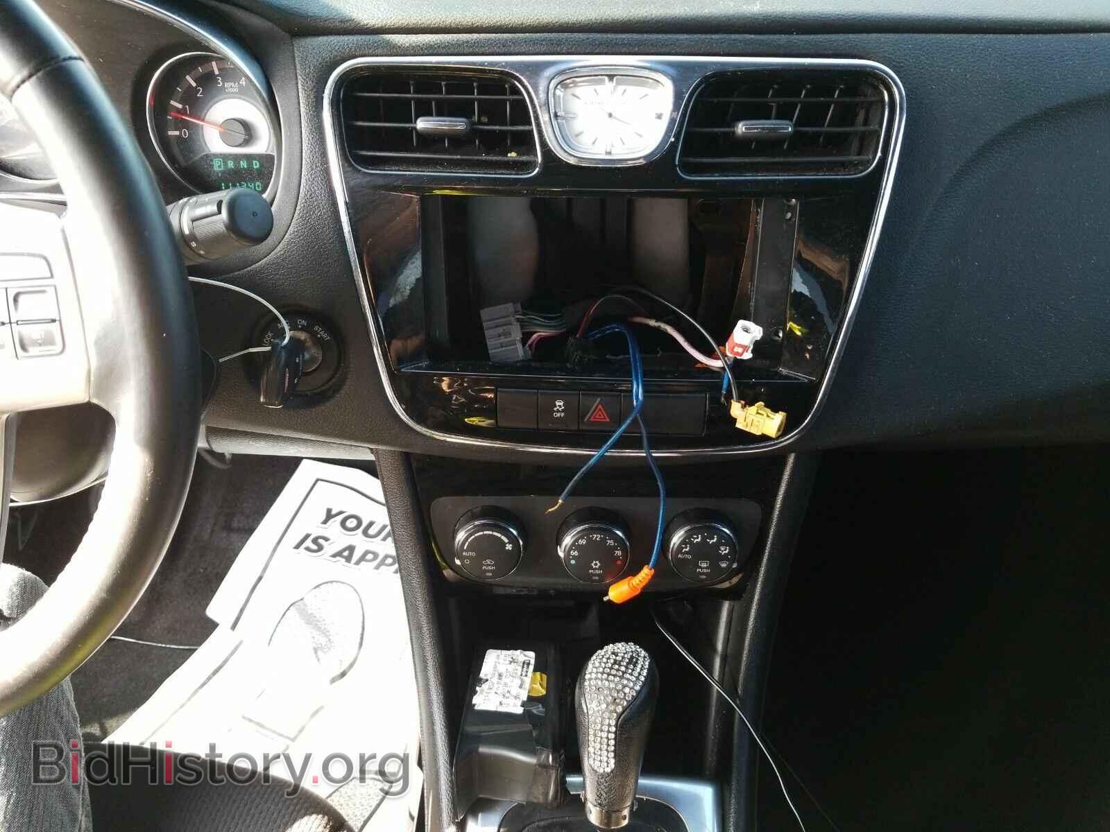 2013 Chrysler 200 - VIN: 1C3CCBBB3DN732814 - Фото 4