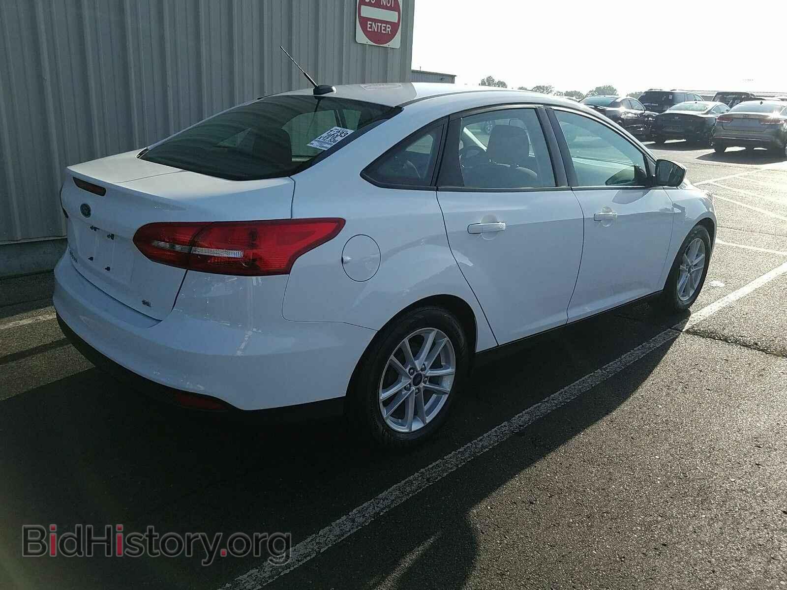 2018 Ford Focus - VIN: 1FADP3F26JL241817 - Фото 2