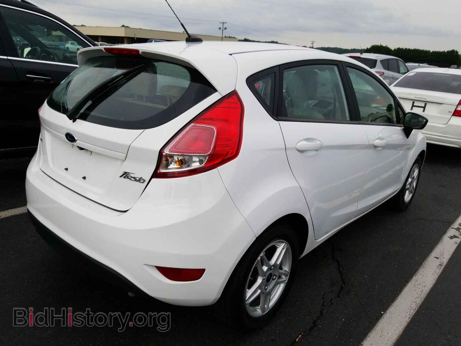 2018 Ford Fiesta - VIN: 3FADP4EJ1JM101865 - Фото 2