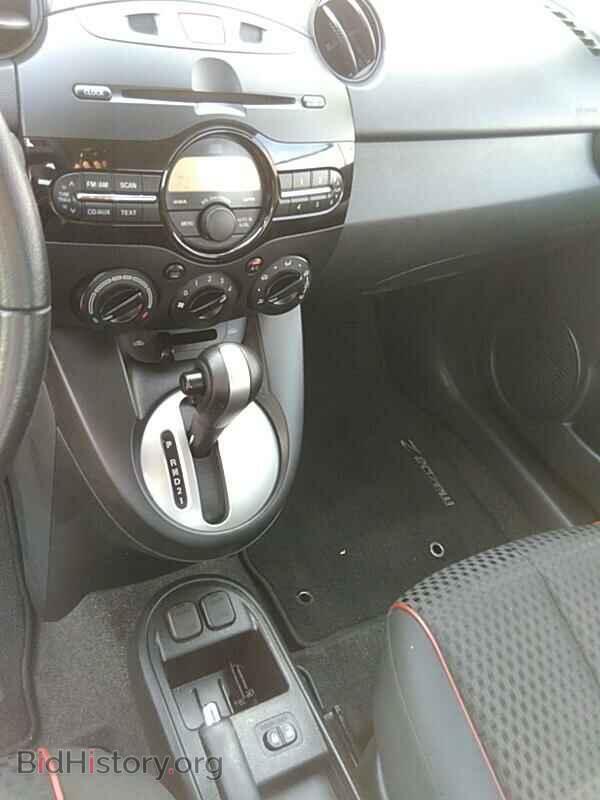 2011 Mazda Mazda2 - VIN: JM1DE1HY1B0110562 - Фото 4