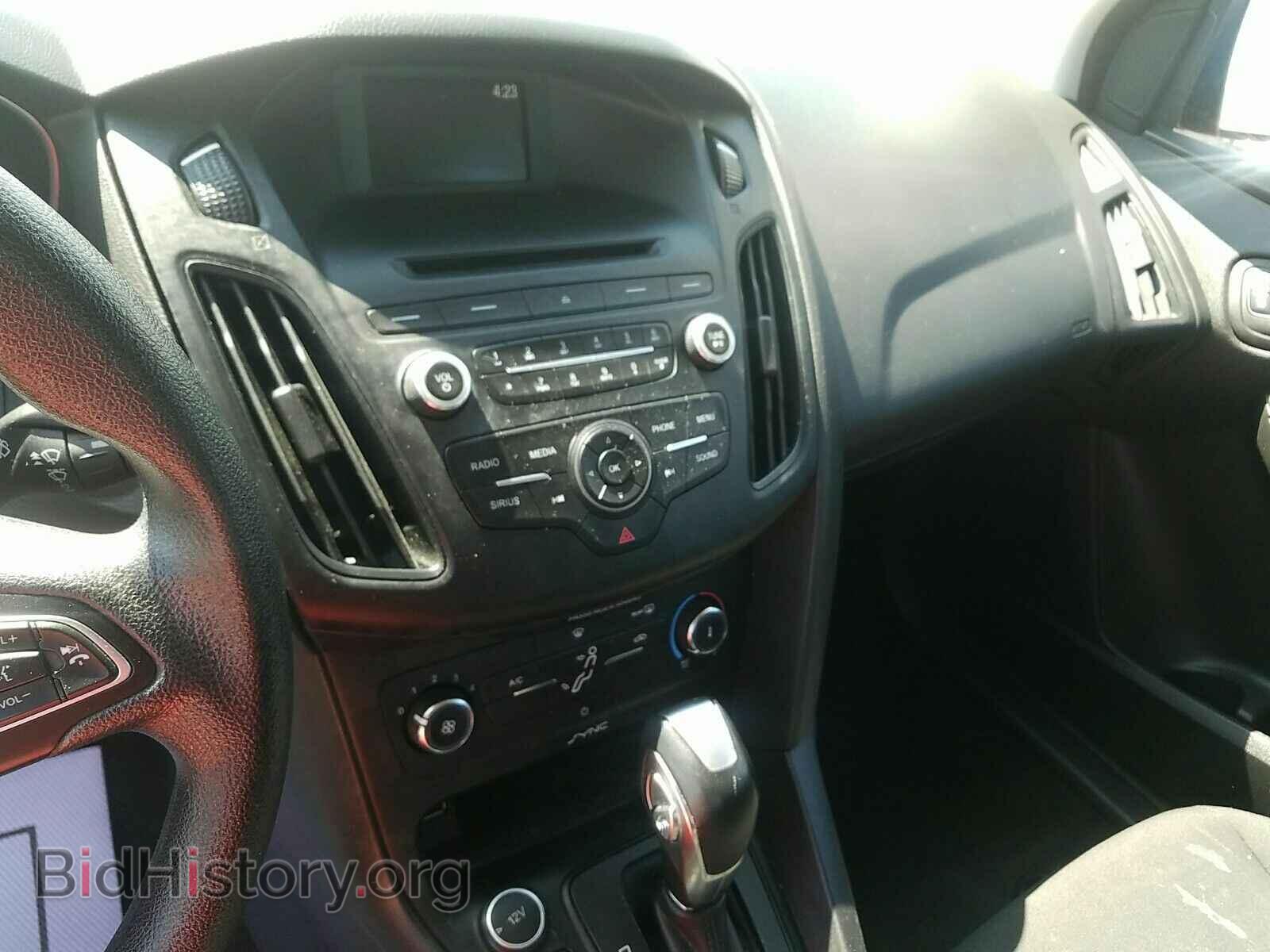 2016 Ford Focus - VIN: 1FADP3F29GL345100 - Photo 4