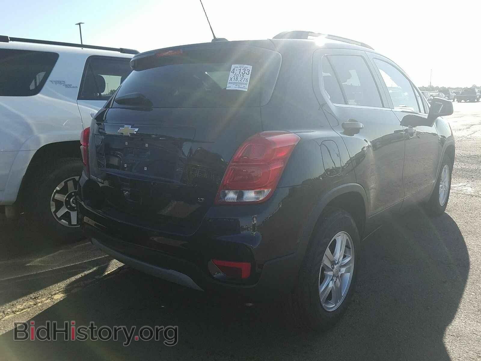 2019 Chevrolet Trax - VIN: 3GNCJPSB3KL241579 - Фото 2